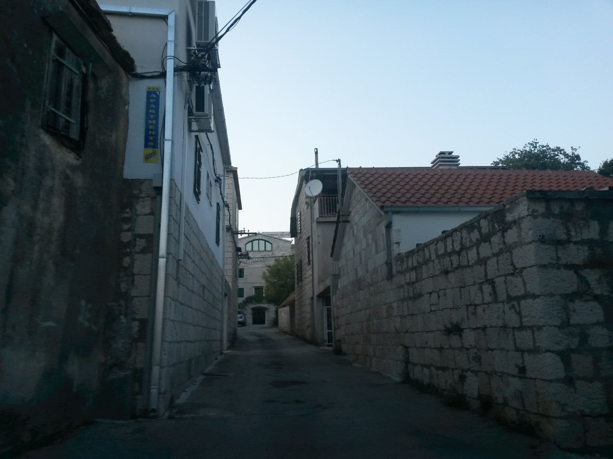 Street view near Viktorija Apartments, Seget Vranjica — © osmapper (CC BY-SA · Mapillary)