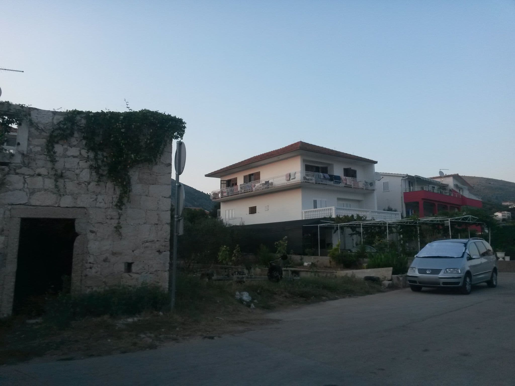 Street view near Apartments Vukman, Seget Vranjica — © osmapper (CC BY-SA · Mapillary)