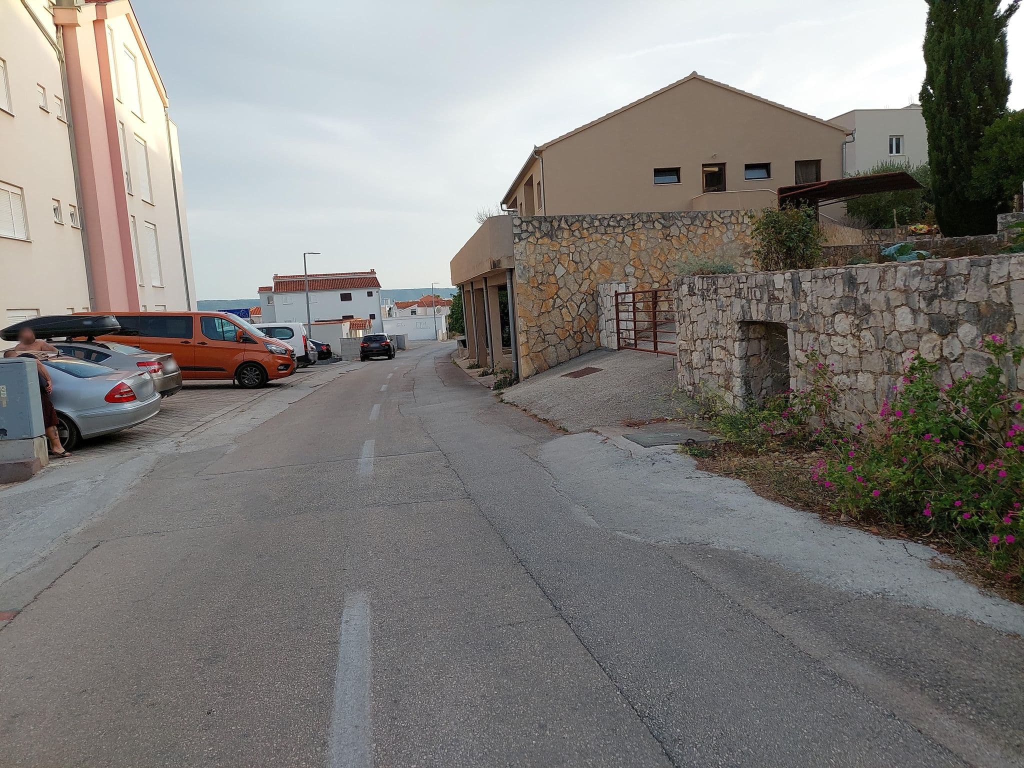 Street view near Aniva Apartments, Okrug Gornji — © polar7 (CC BY-SA · Mapillary)