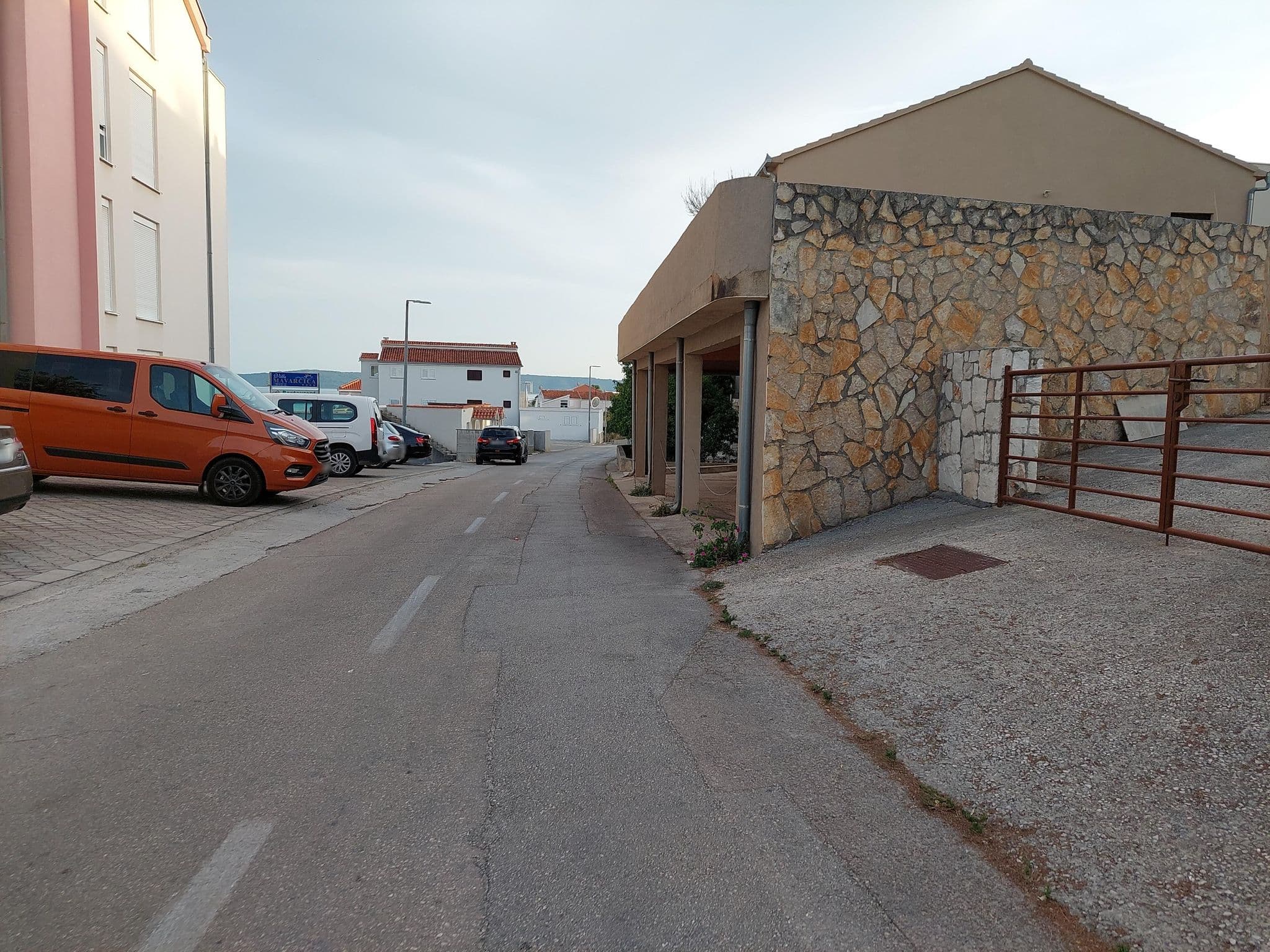 Street view near Apartments Mavarcica, Okrug Gornji — © polar7 (CC BY-SA · Mapillary)