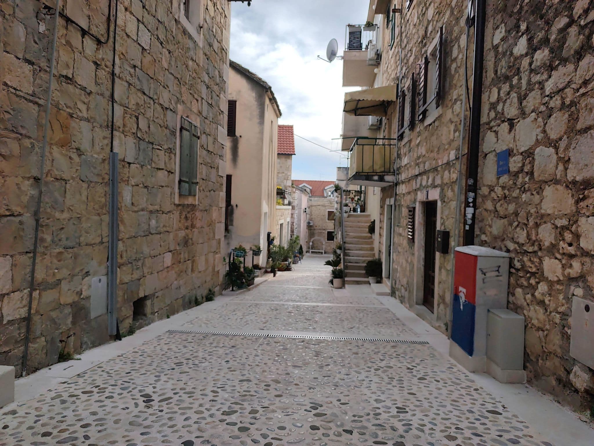 Street view near Apartments Linda Makarska, Makarska — © Duro (CC BY-SA · Mapillary)