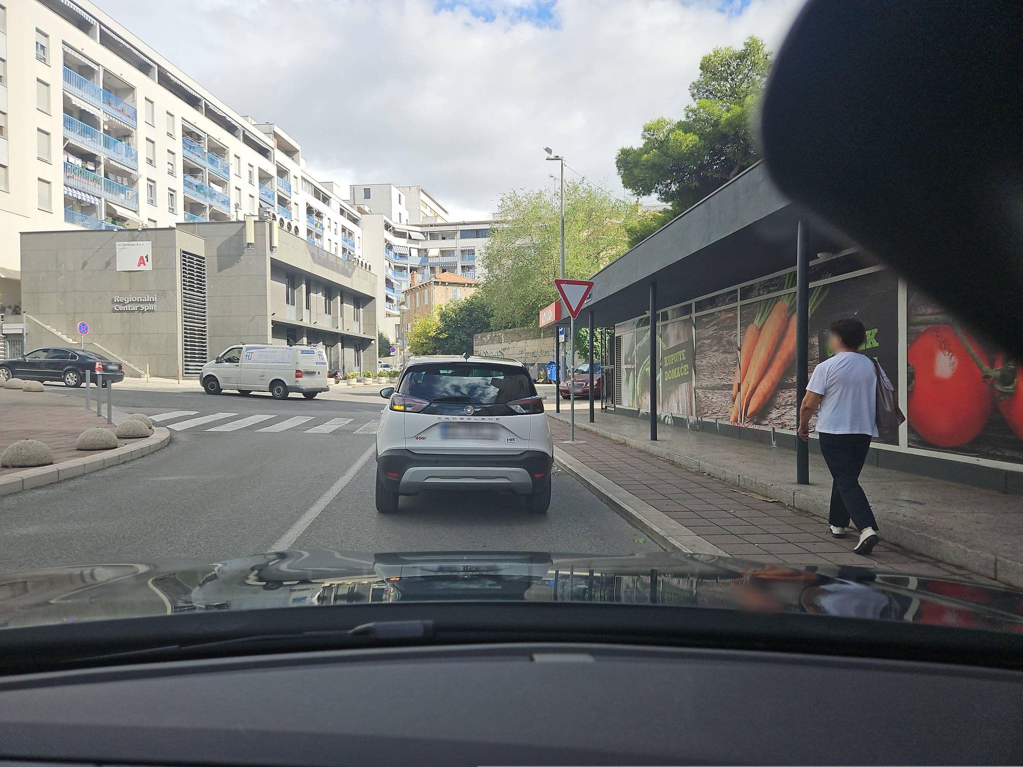 Street view near Apartments Lička 25, Split — © toho (CC BY-SA · Mapillary)