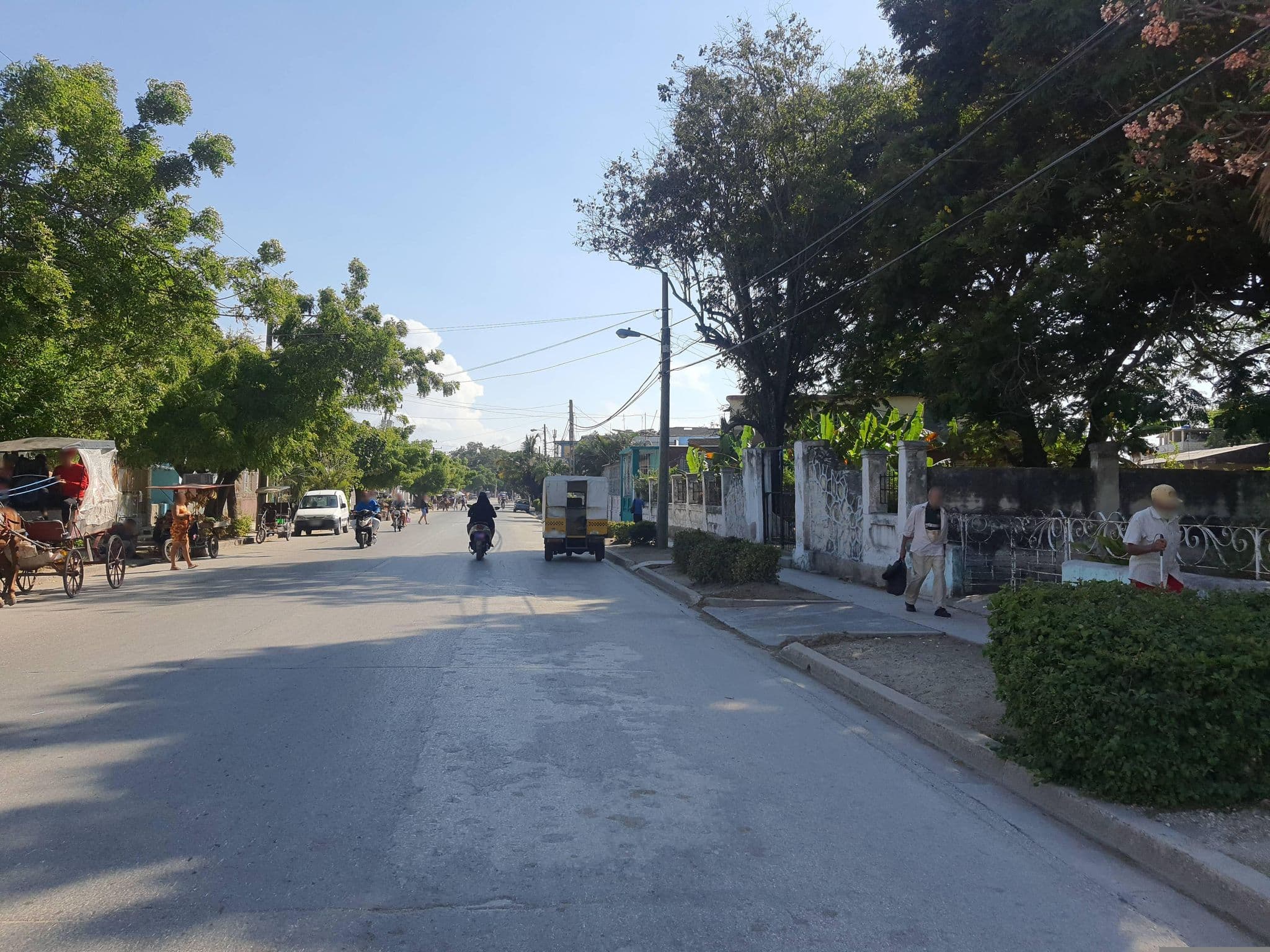 Street view near casa de rentas, Holguín