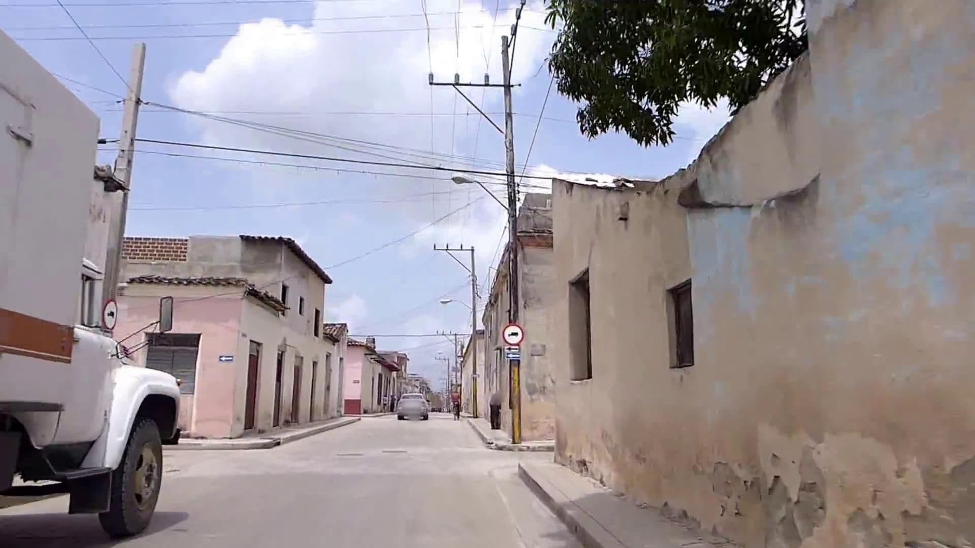 Street view near casa de rentas, Holguín