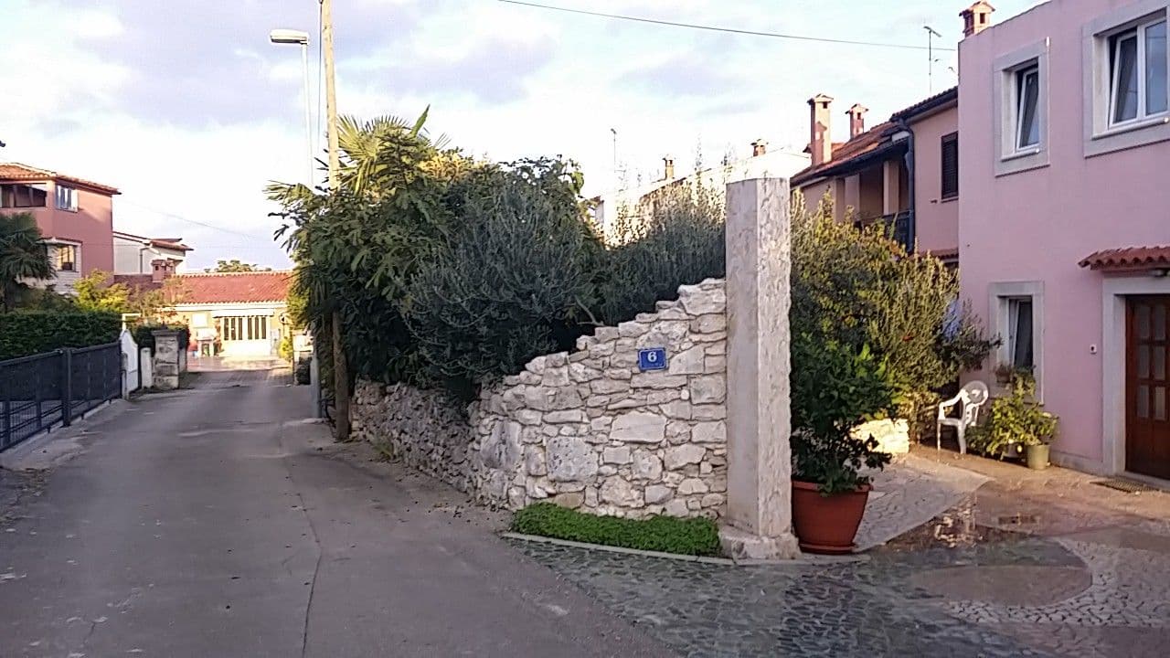 Street view near Guest House Sole, Rovinj — © utvonalfelmeresek (CC BY-SA · Mapillary)