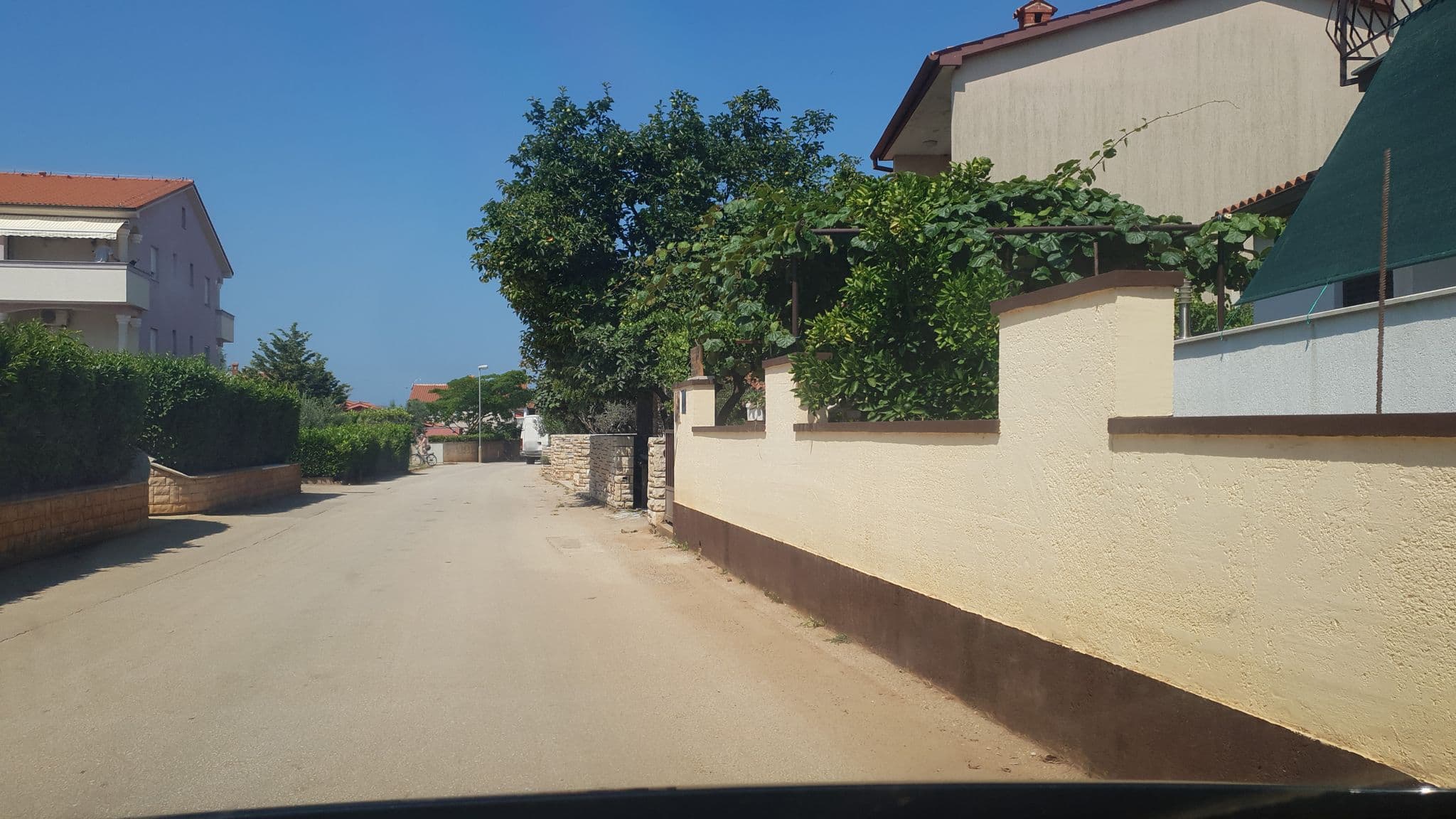 Street view near Apartments Ivan 1031, Valbandon — © b166er (CC BY-SA · Mapillary)