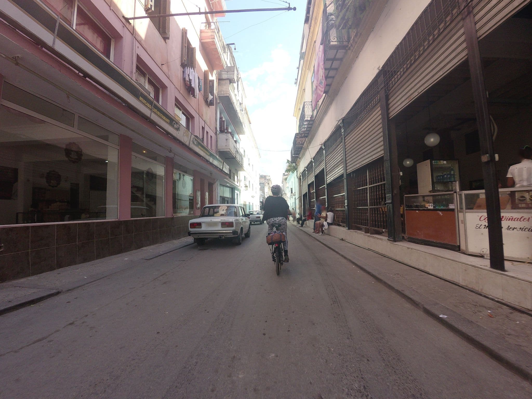 Street view near Hostal González, La Habana Vieja