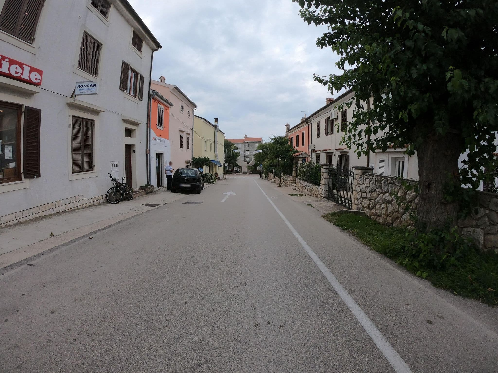 Street view near Rooms Ester, Cres — © joostjakob (CC BY-SA · Mapillary)