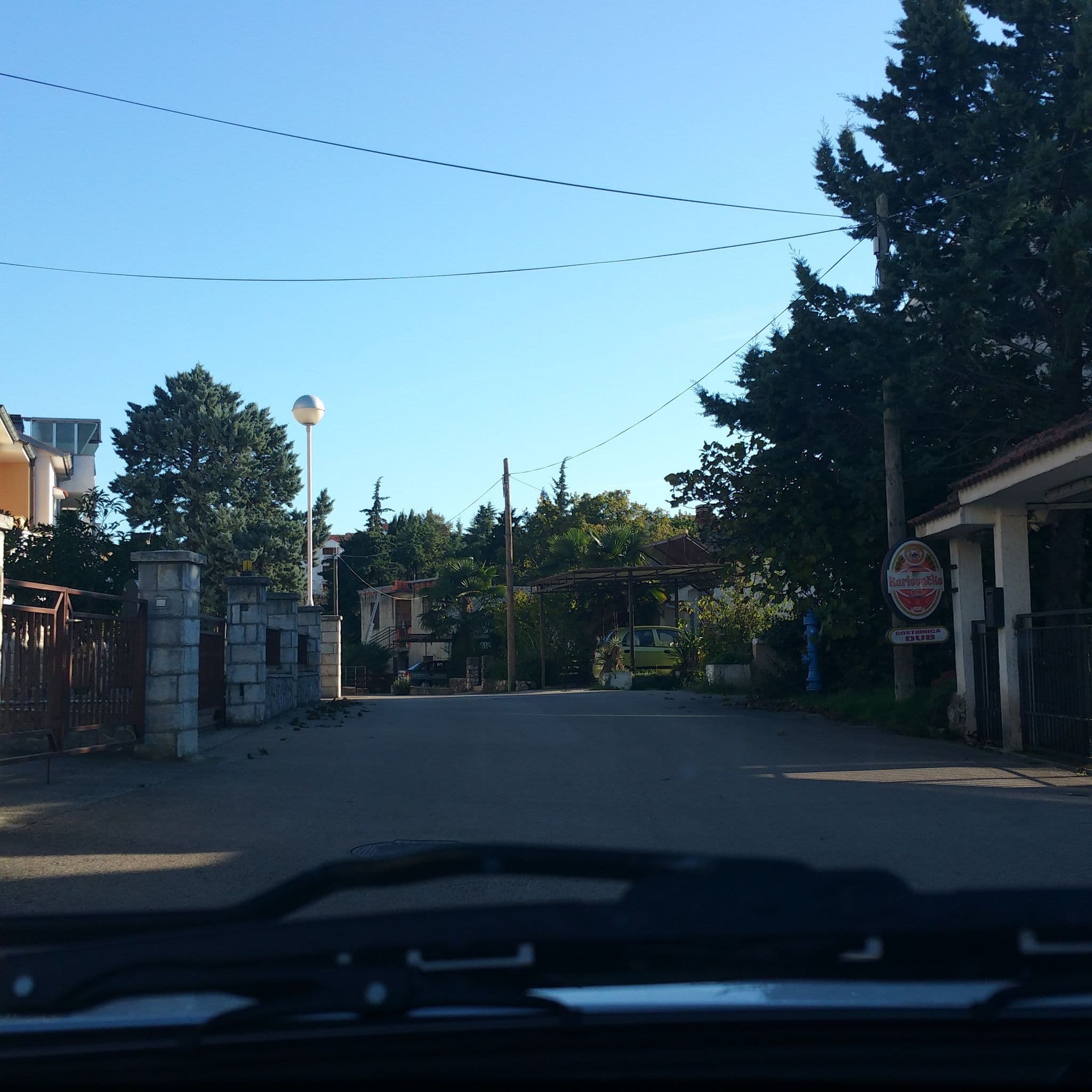 Street view near Malinska Apartments Tokić, Njivice — © kalle385 (CC BY-SA · Mapillary)