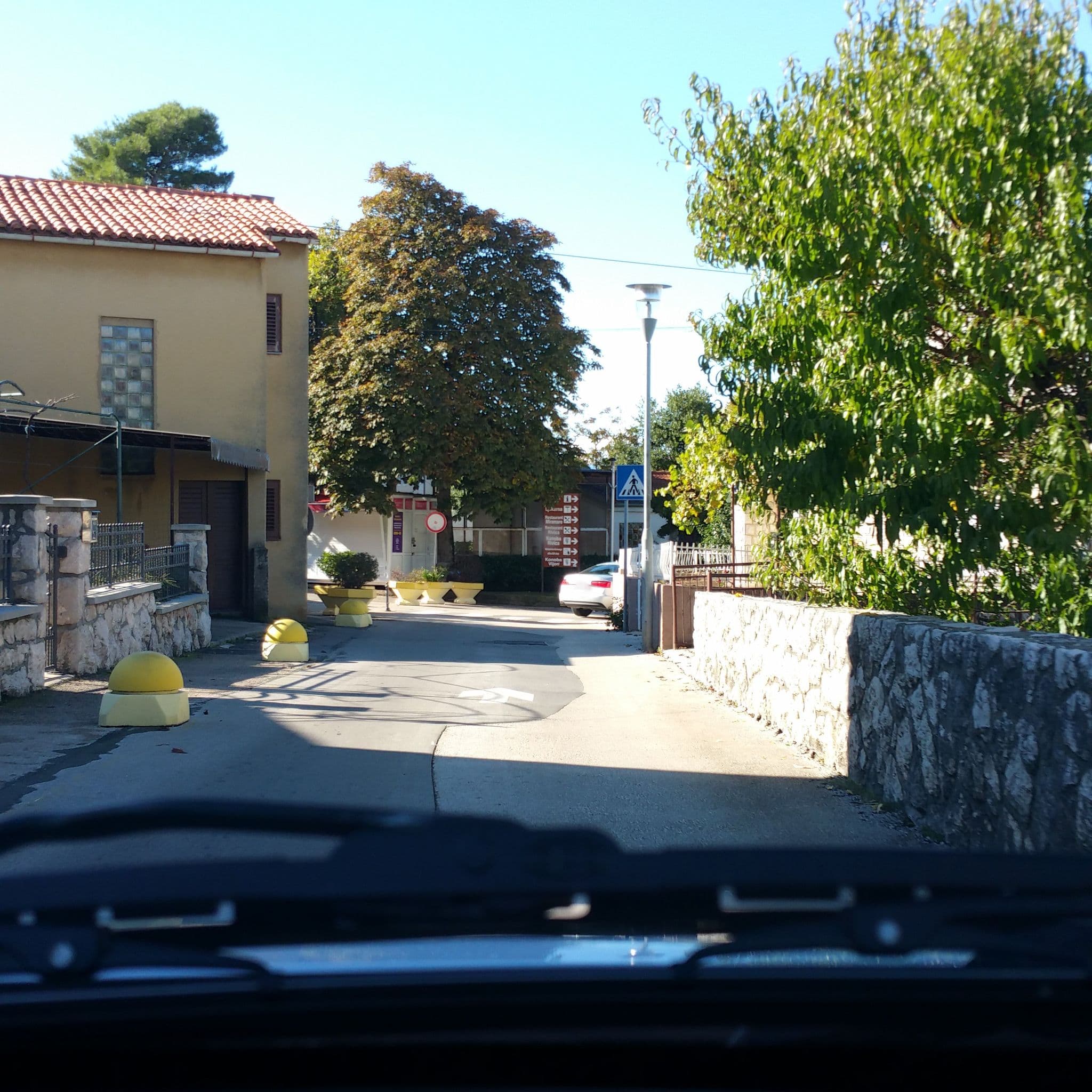 Street view near Apartmani Apartments Appartamenti Ksenija Island Isola Rab Croatia, Njivice — © kalle385 (CC BY-SA · Mapillary)