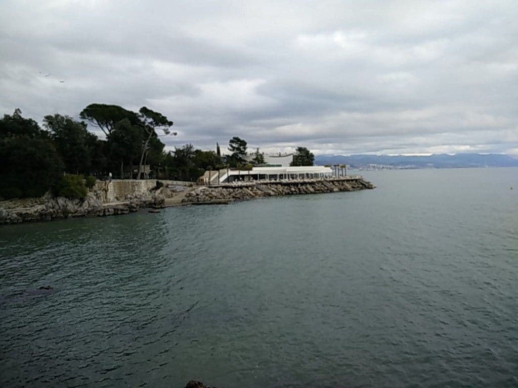 Street view near Hotel Kvarner Kristalna Dvorana Opatija, Opatija — © bellazambo (CC BY-SA · Mapillary)