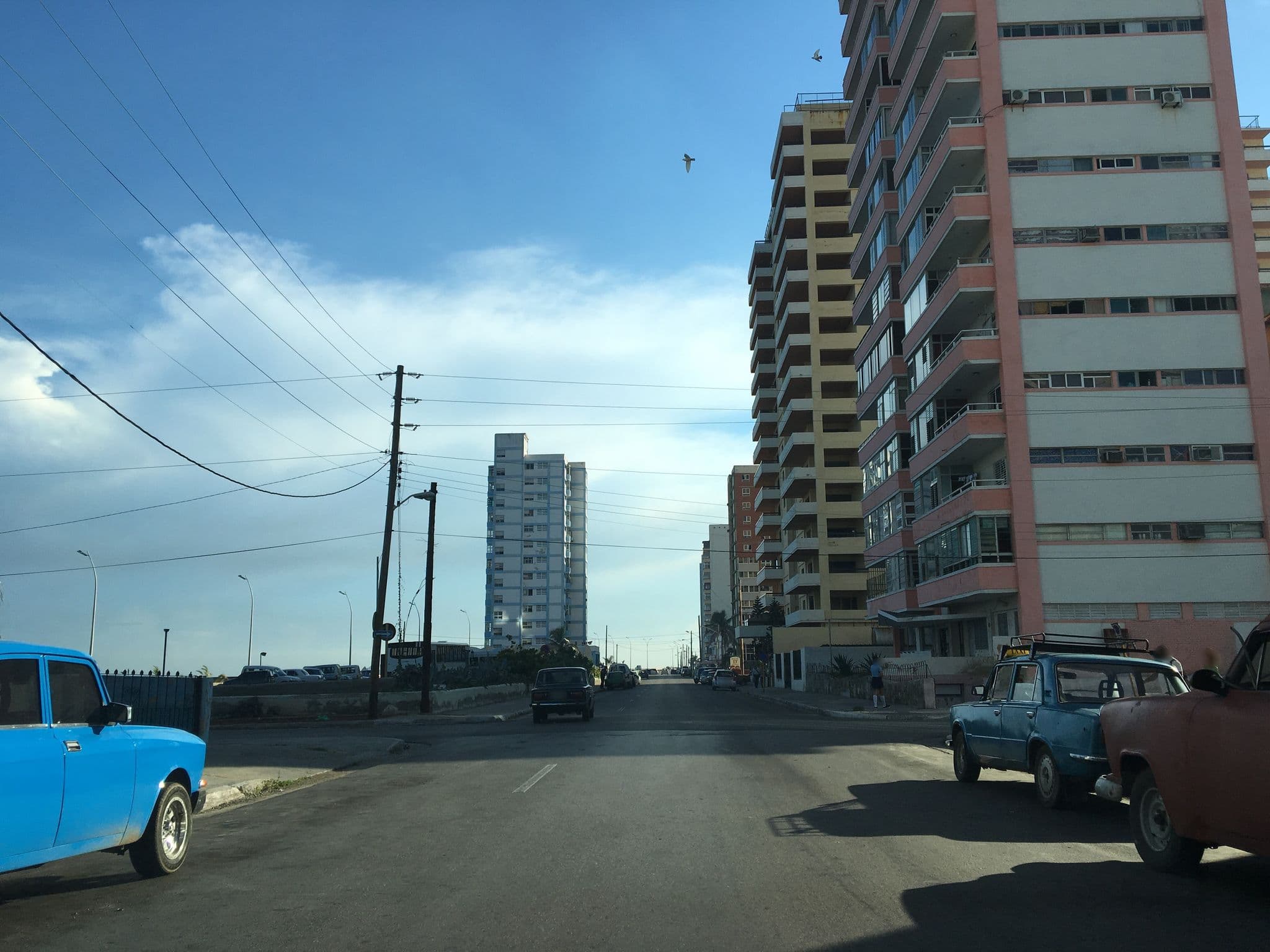 Street view near Tu lugar en La Habana, Vedado