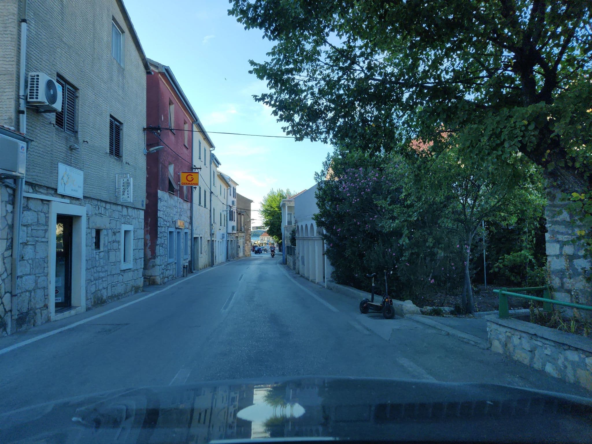 Street view near Apartmani Jakovljevic, Murter — © kietlak (CC BY-SA · Mapillary)