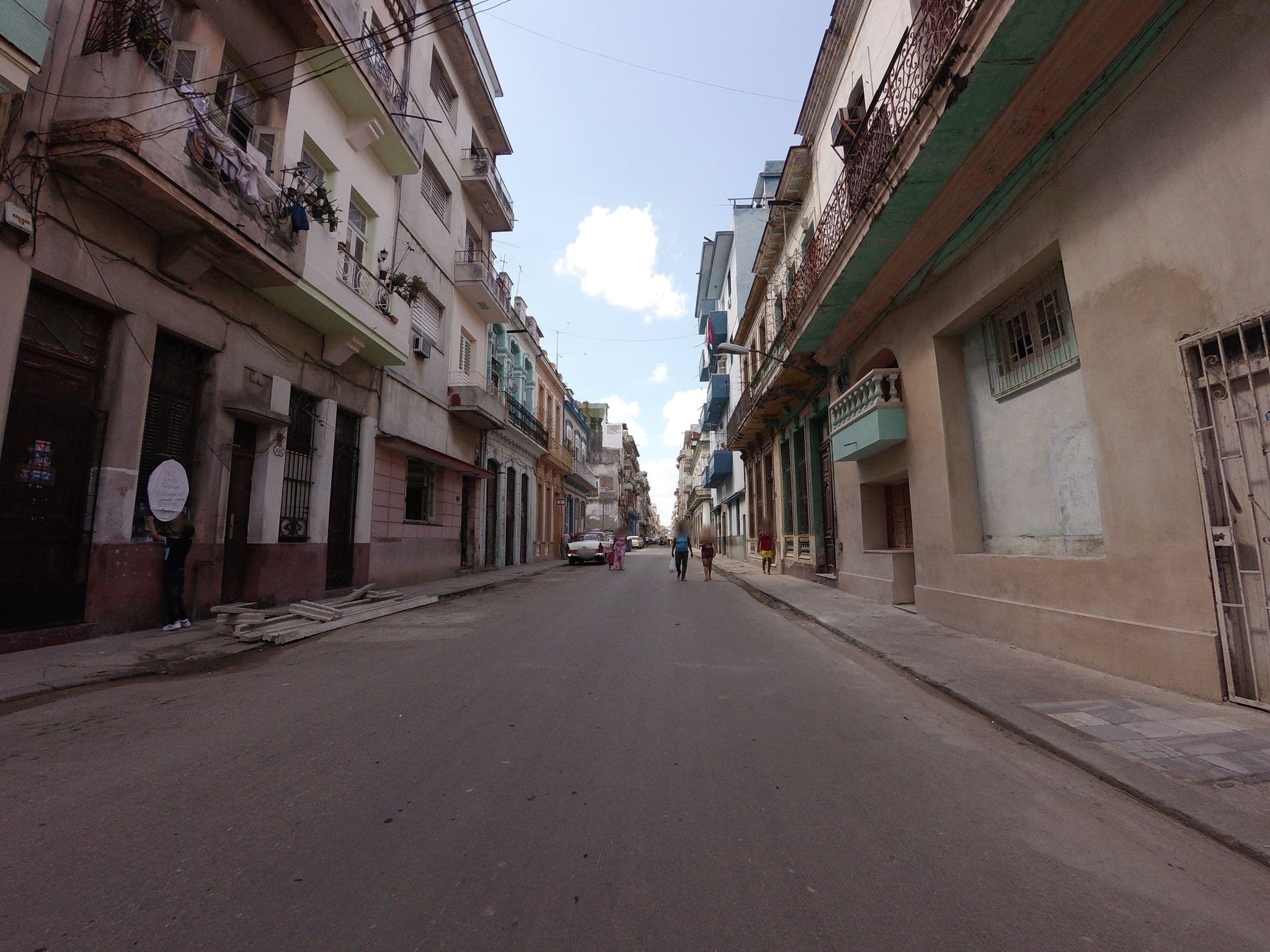 Street view near Casa de Carmen y Carlos, Centro Habana
