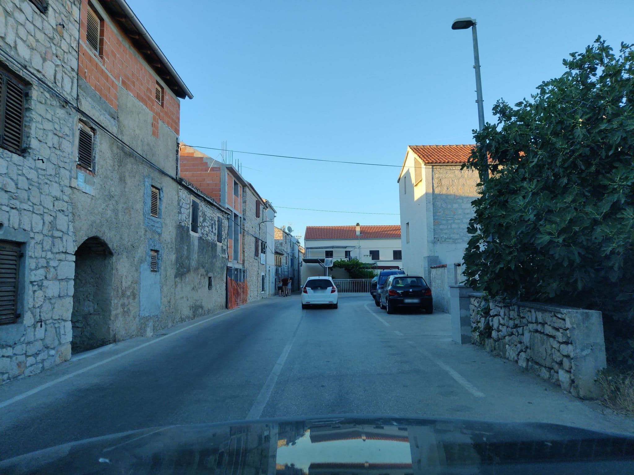Street view near Volat Apartments, Murter — © kietlak (CC BY-SA · Mapillary)