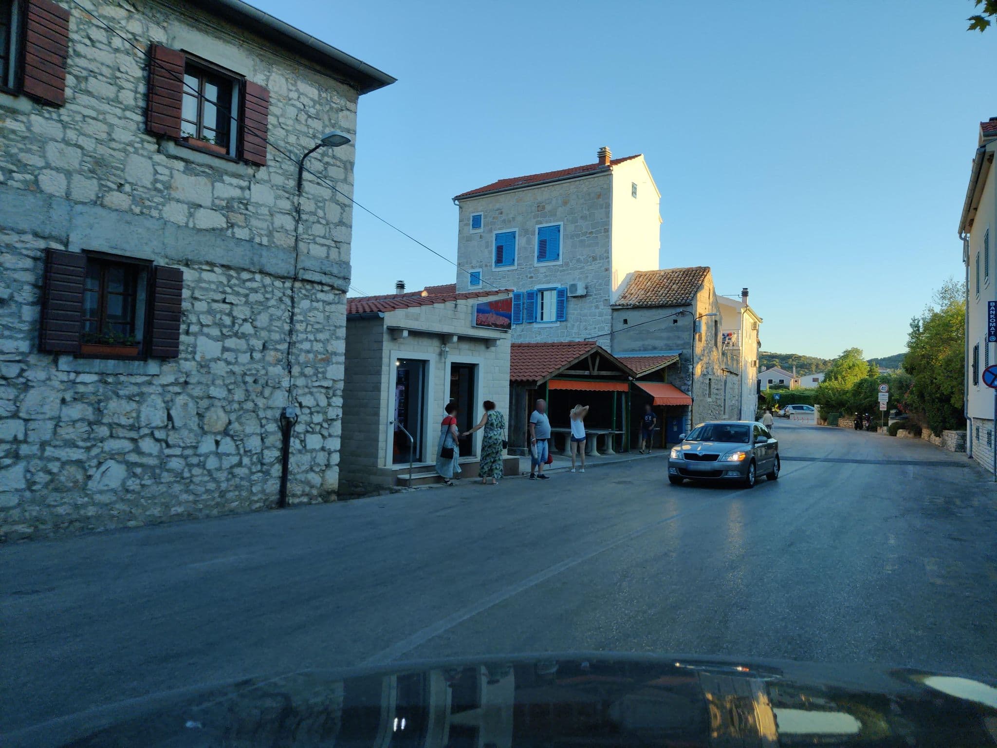 Street view near ApartmentHouse Ivana, Murter — © kietlak (CC BY-SA · Mapillary)