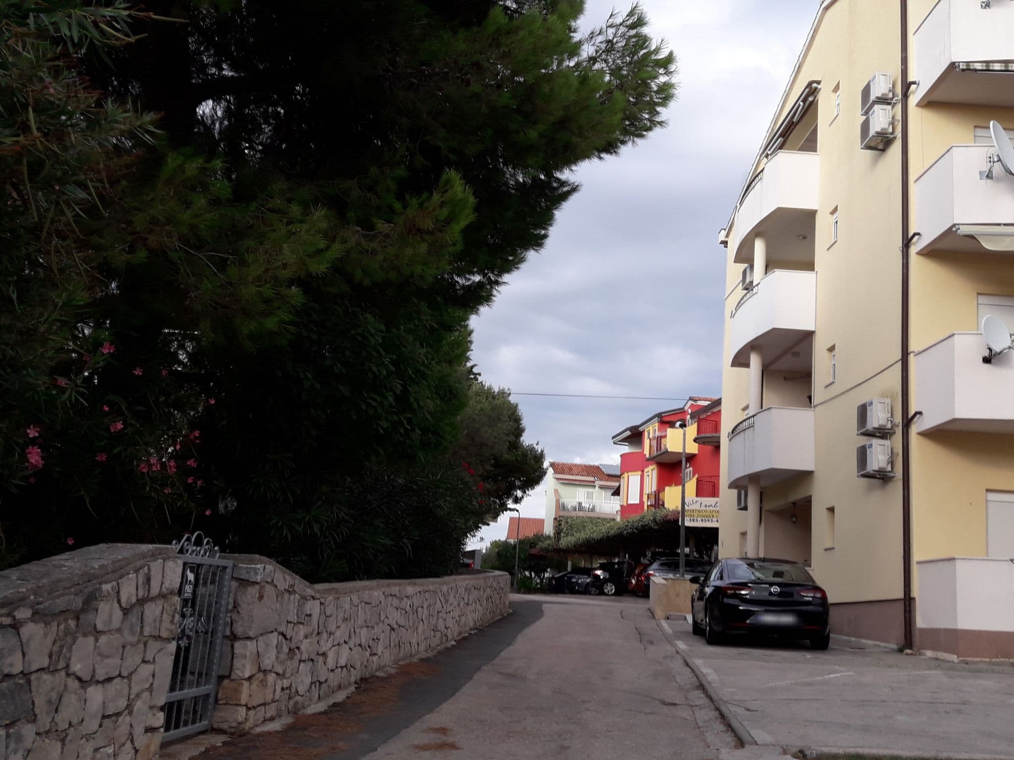 Street view near Apartments Ivan, Vodice — © qmell (CC BY-SA · Mapillary)