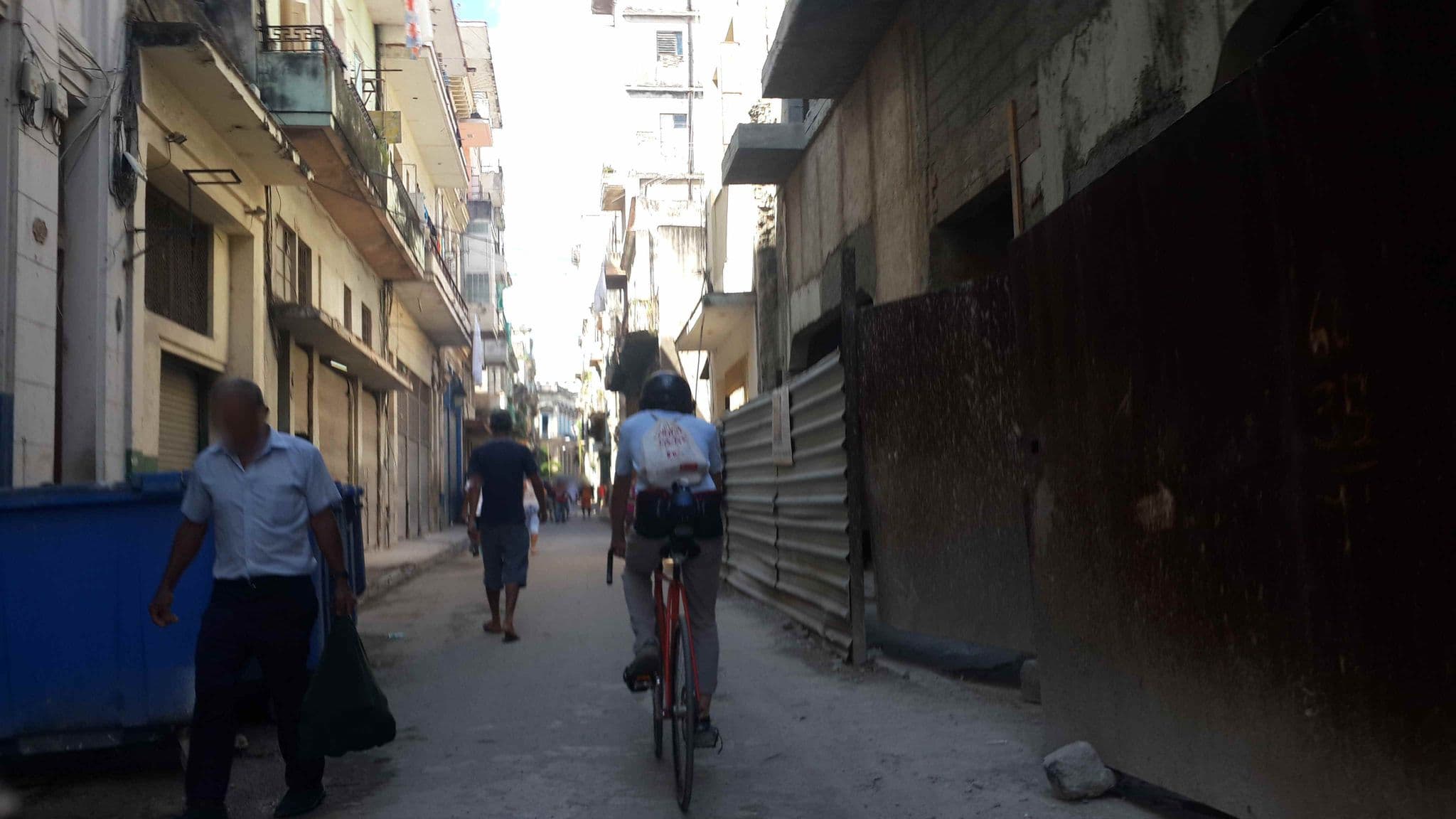 Street view near El Río de Roberto, La Habana Vieja