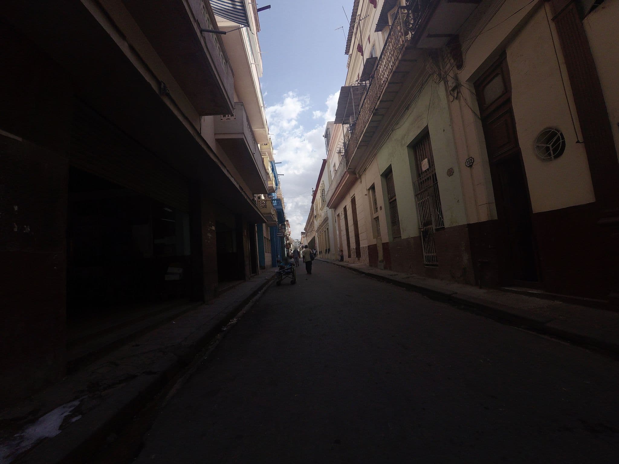 Street view near casa de rentas, La Habana Vieja