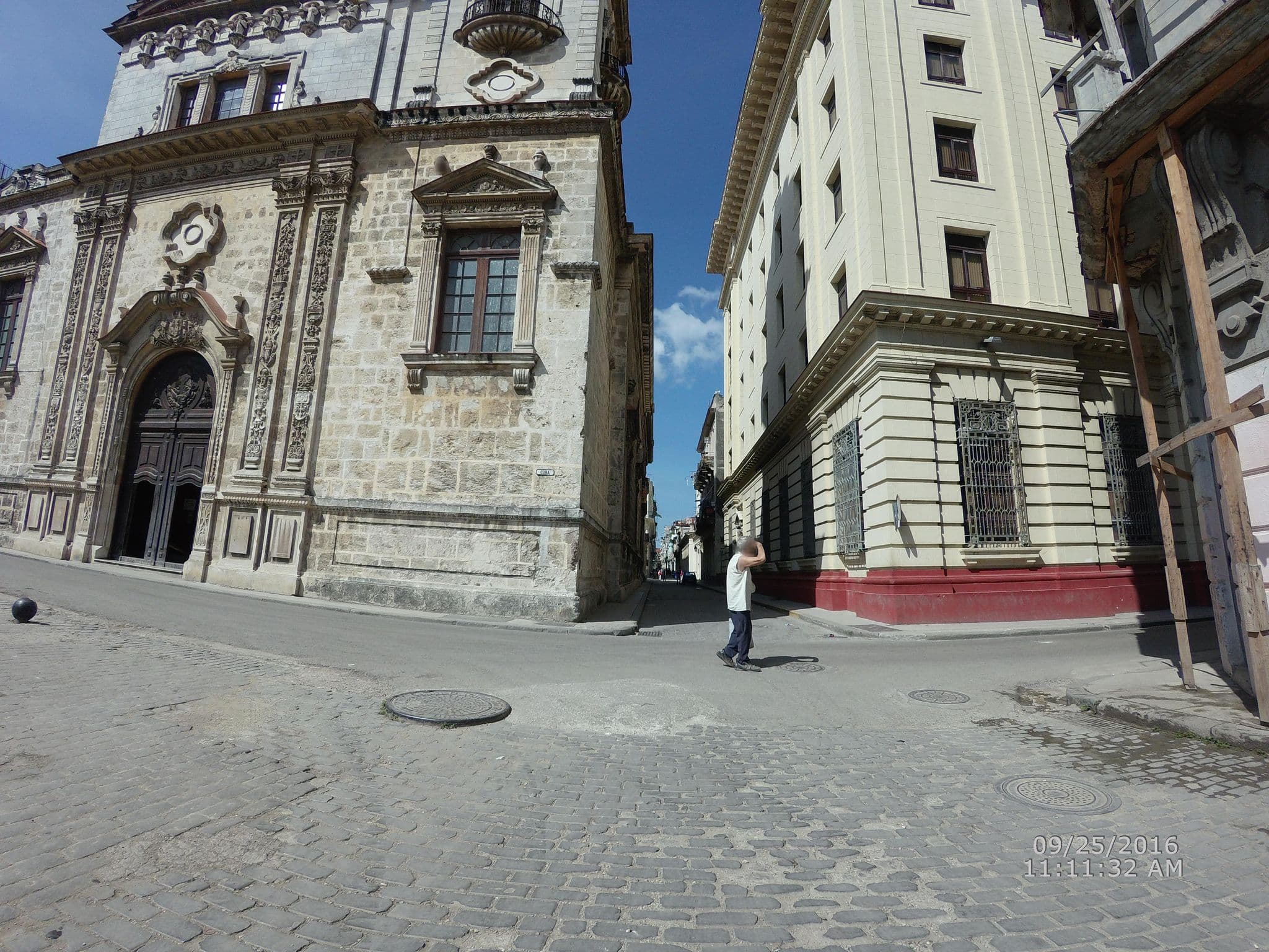 Street view near Case Roiniel, La Habana Vieja