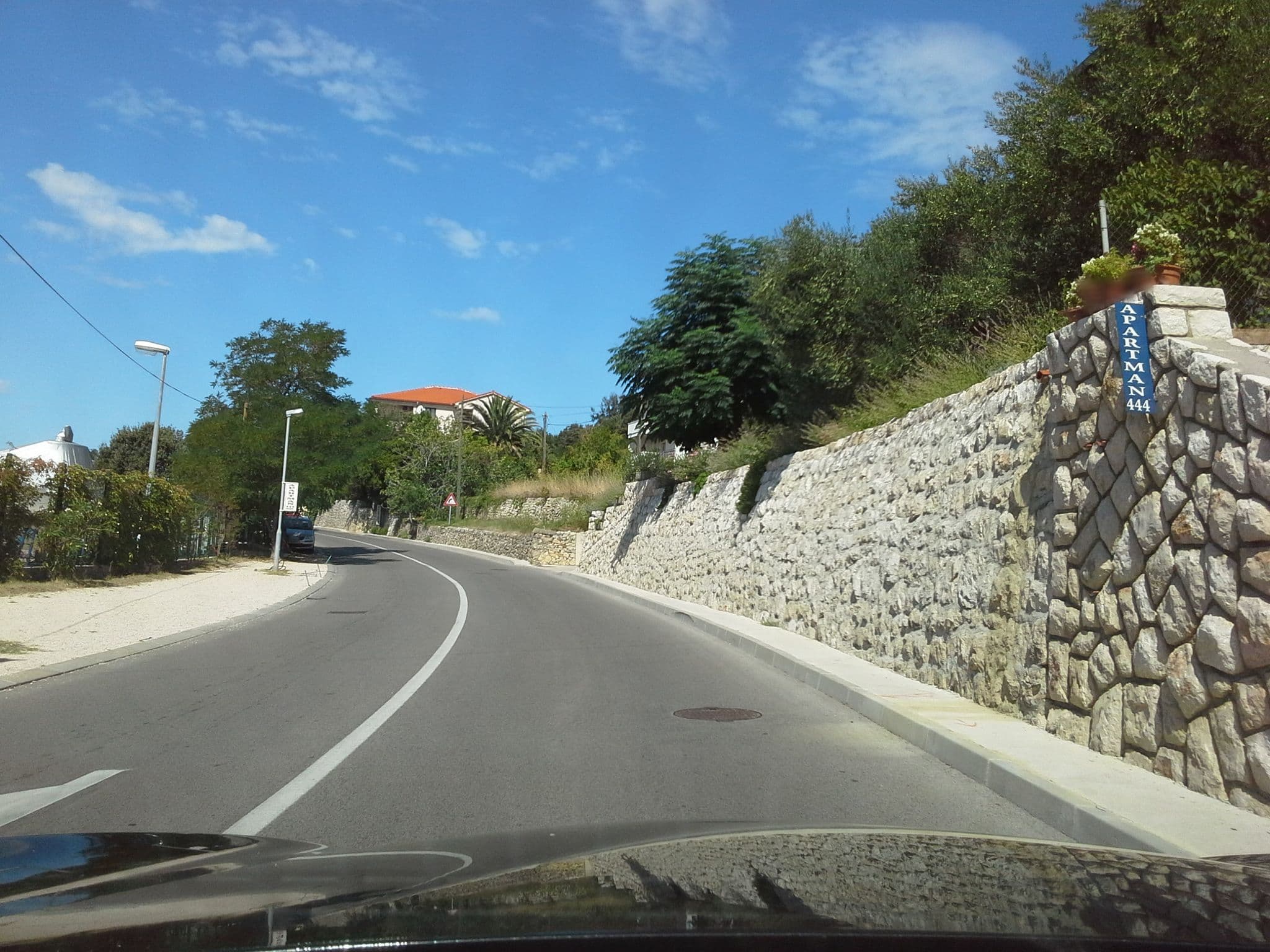 Street view near Apartments Bojana Rab, Lopar — © klypern (CC BY-SA · Mapillary)