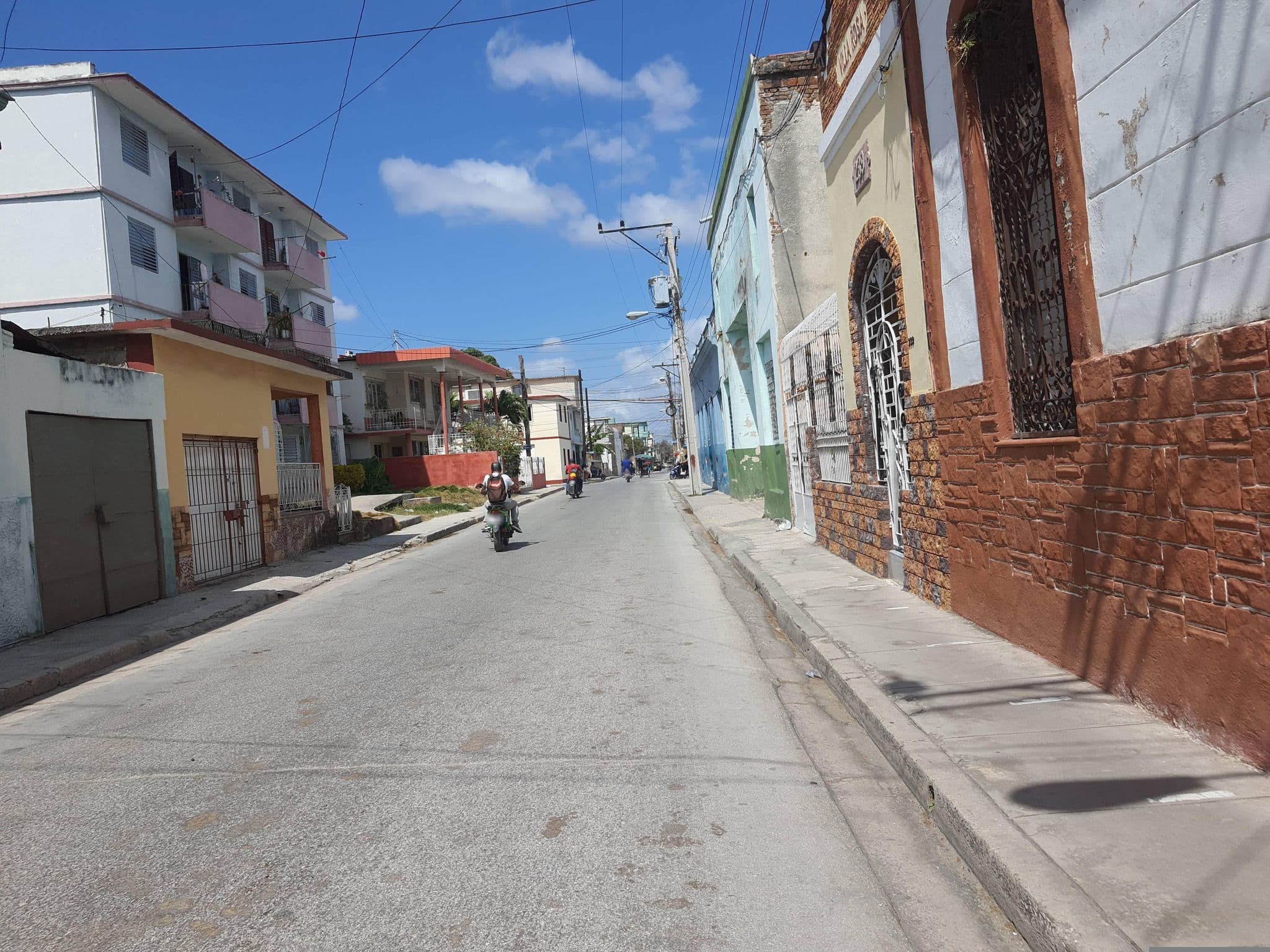 Street view near casa de rentas, Holguín