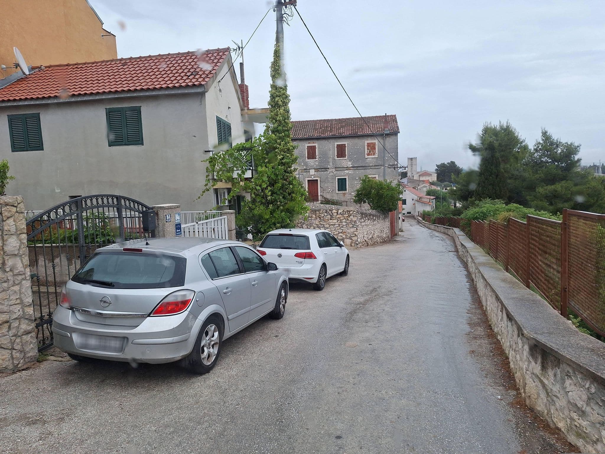 Street view near Braavos Apartment, Šibenik — © hoseandres (CC BY-SA · Mapillary)