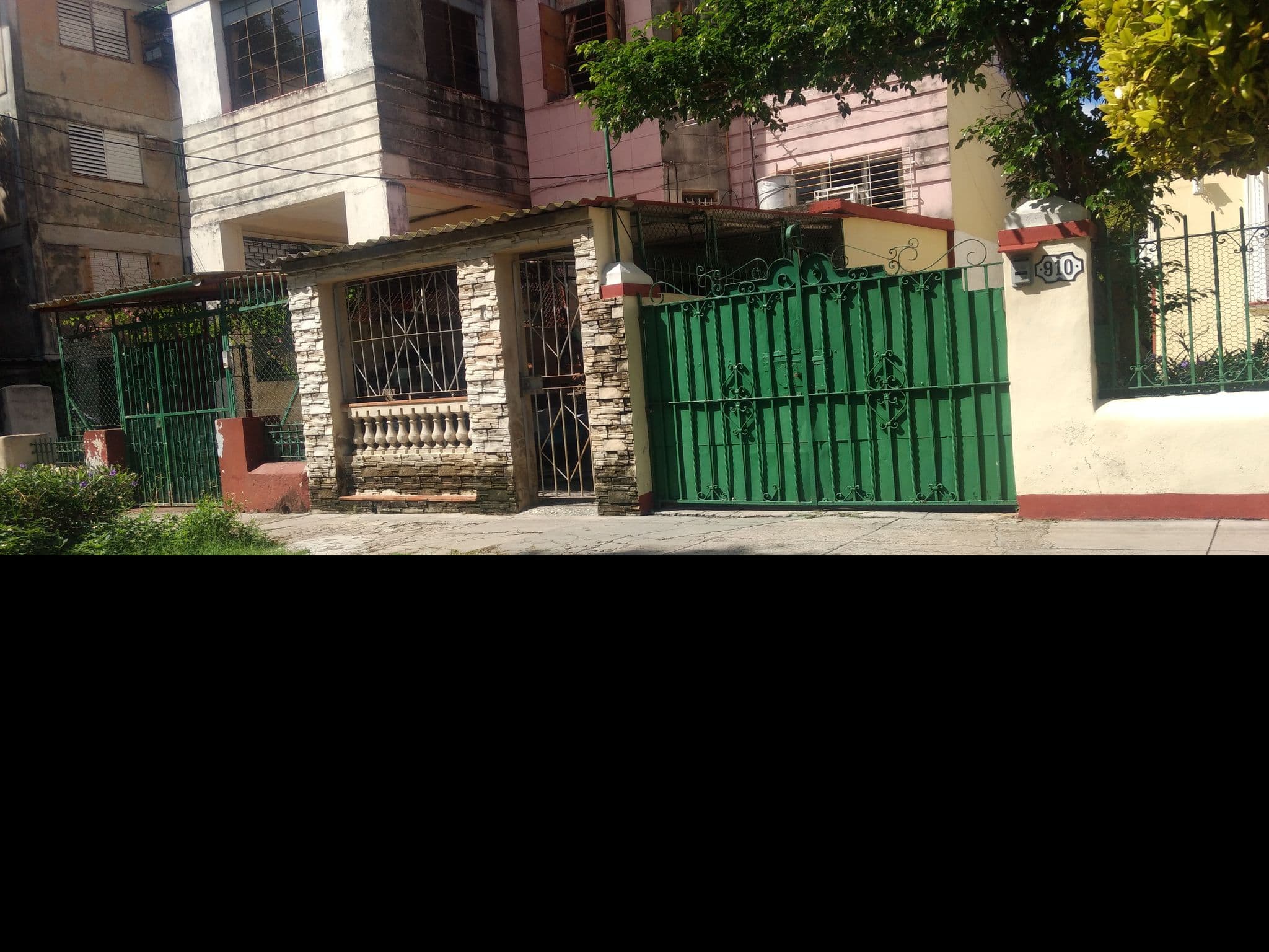 Street view near Casa Park, Vedado