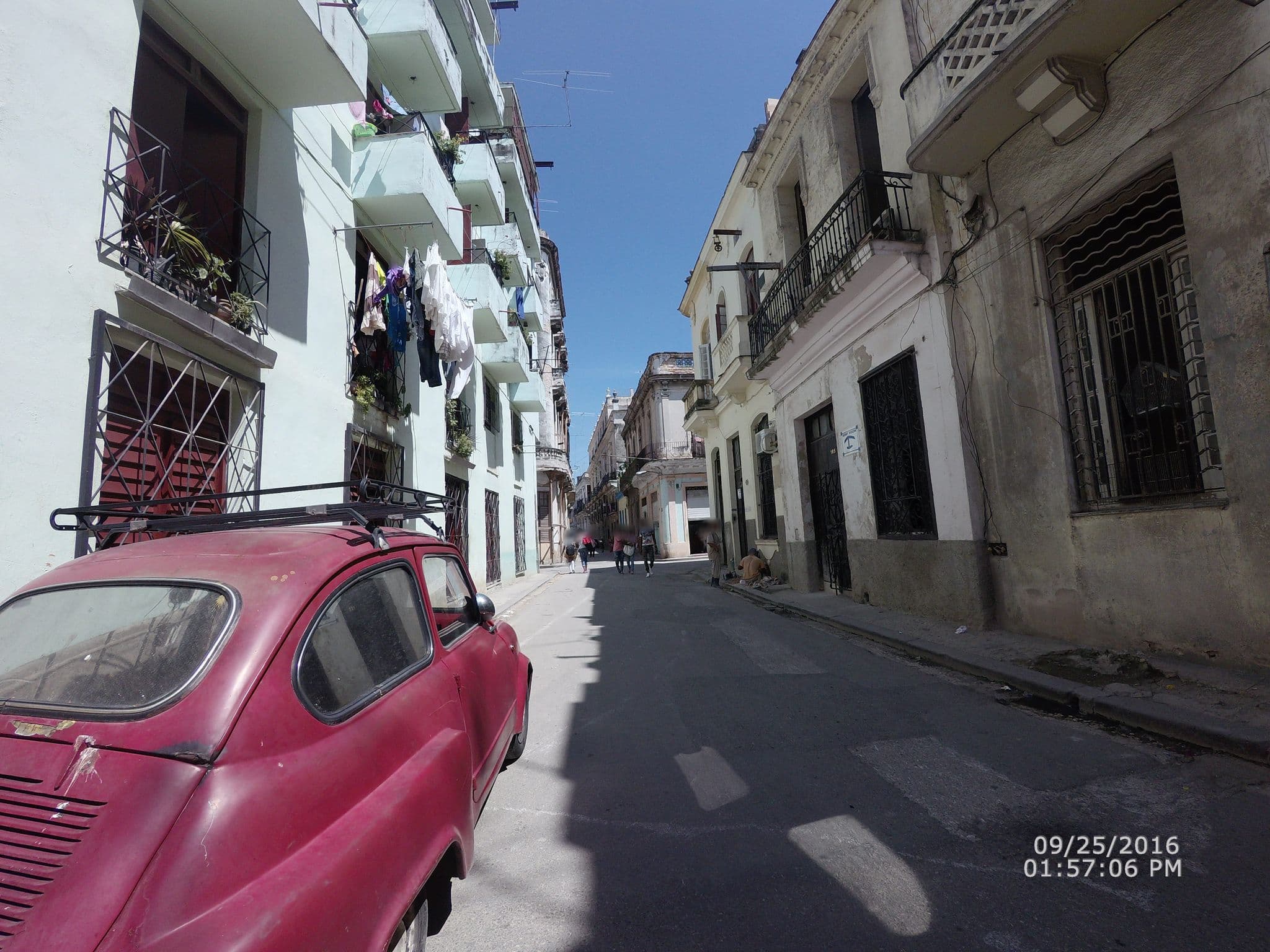 Street view near Chacon apartments, La Habana Vieja