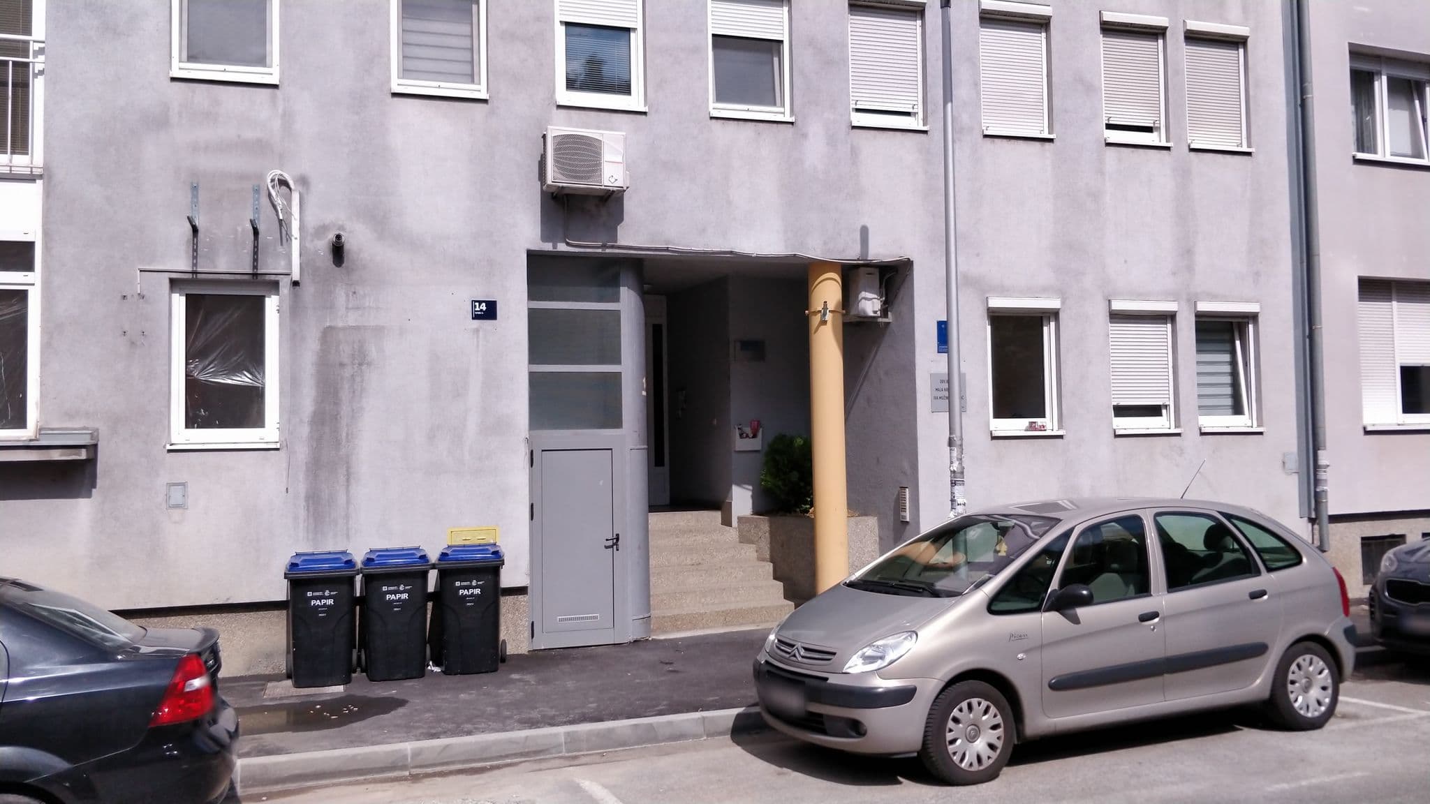 Street view near Apartment Dena, Novi Zagreb — © janjko (CC BY-SA · Mapillary)