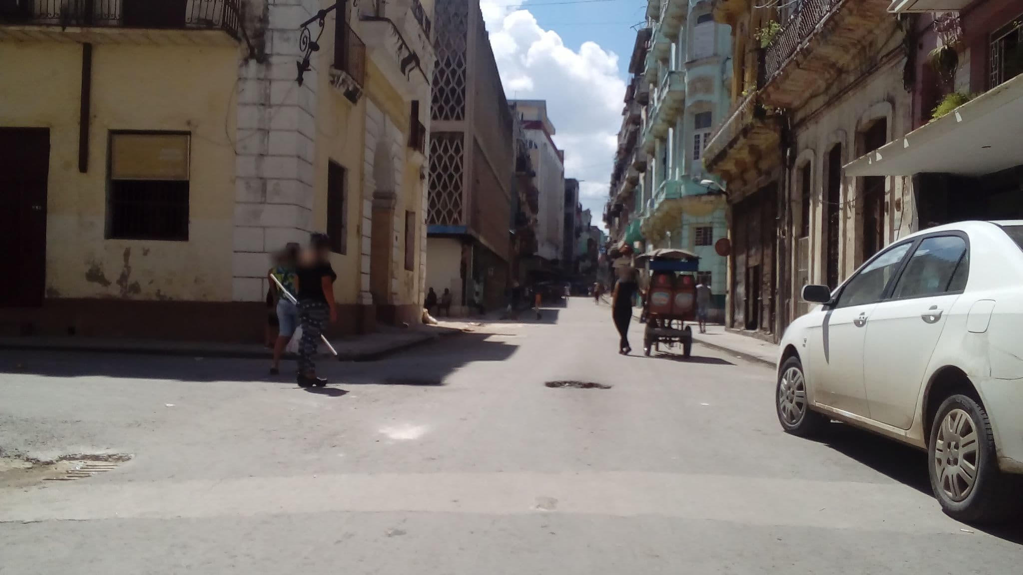 Street view near casa San Nicolas, Centro Habana