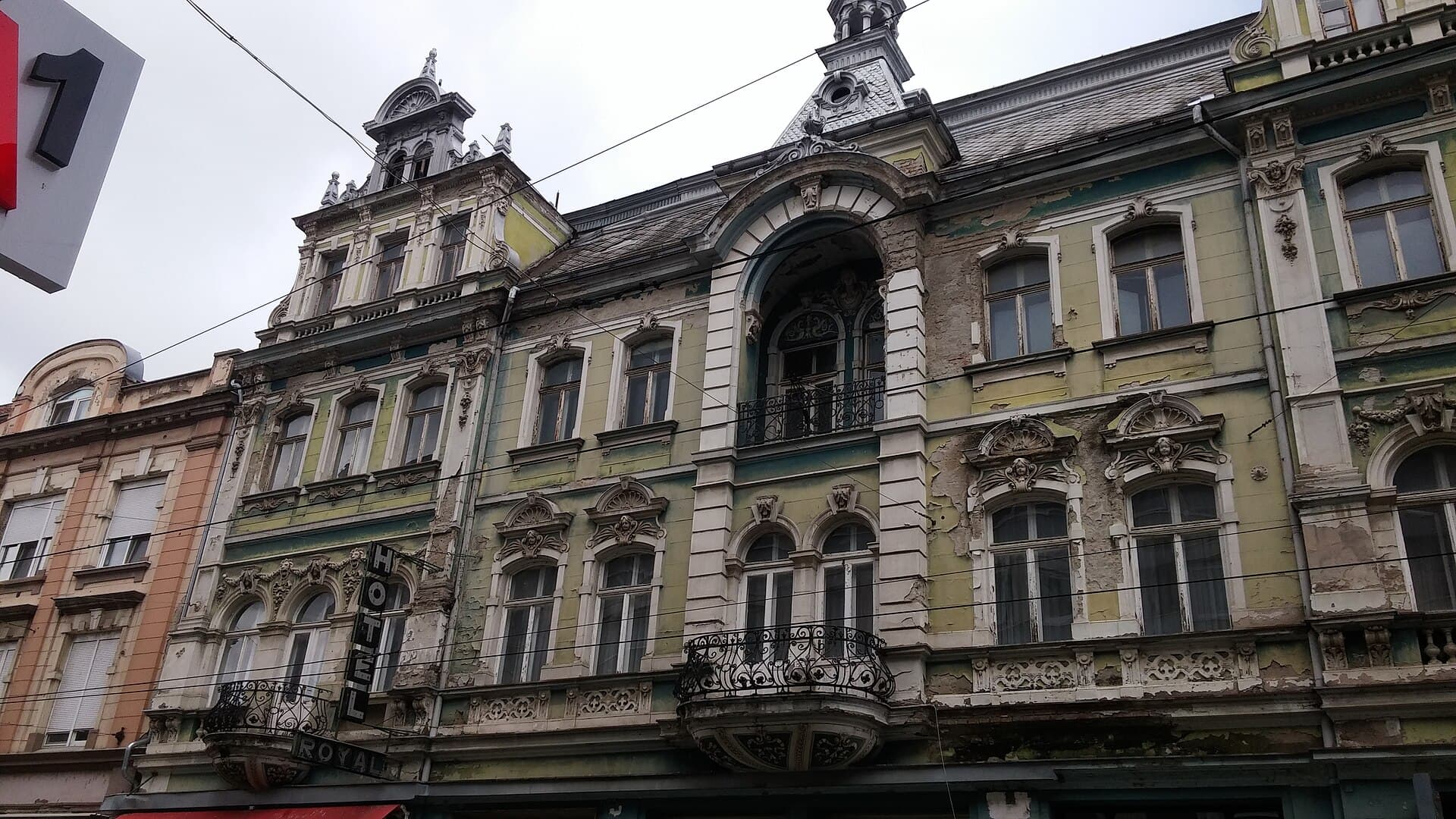 Hotel Royal (via Wikimedia Commons, CC BY-SA 4.0)