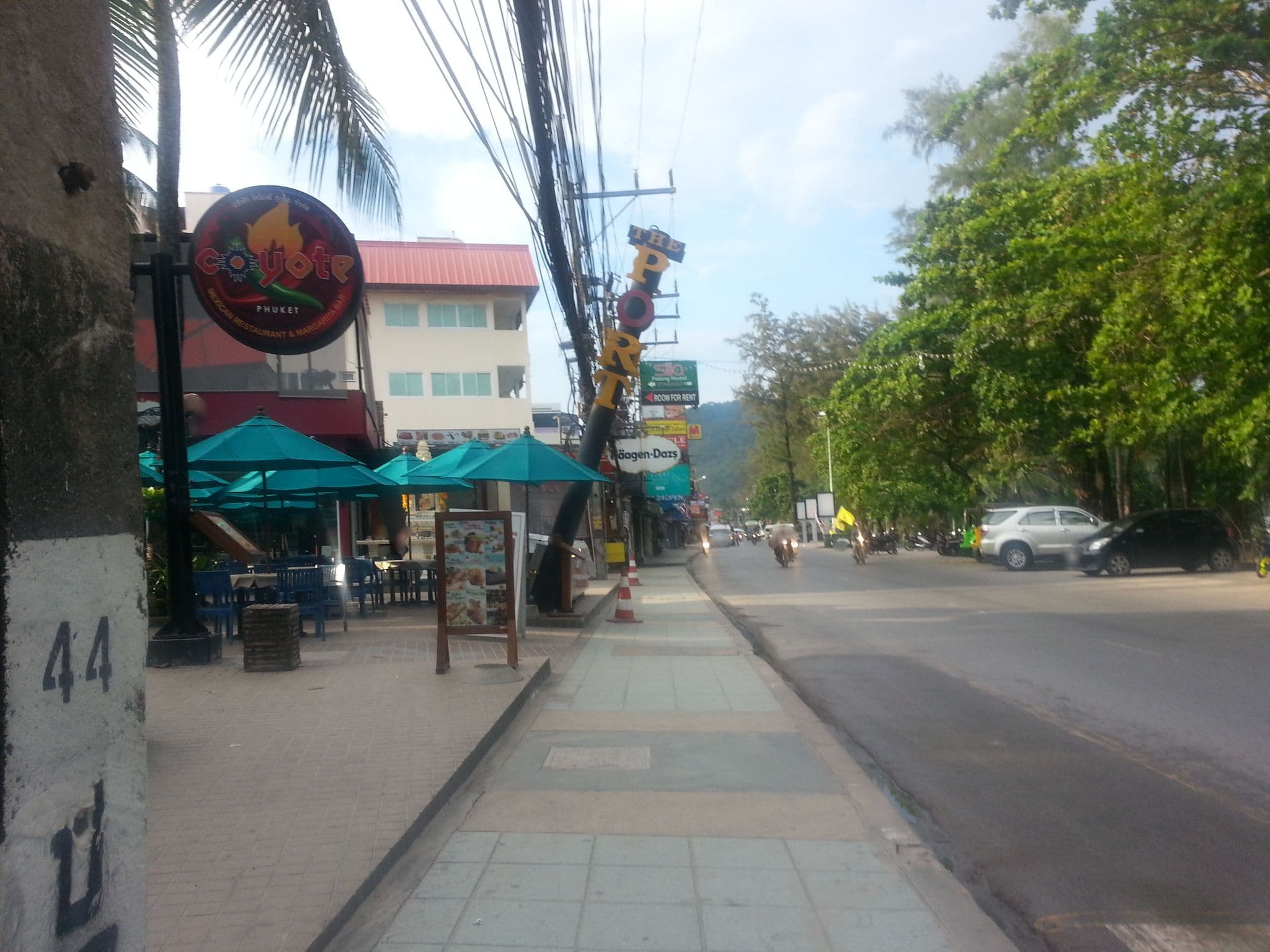 Street view near Sandy Beach, Patong — © clockwerx (CC BY-SA · Mapillary)