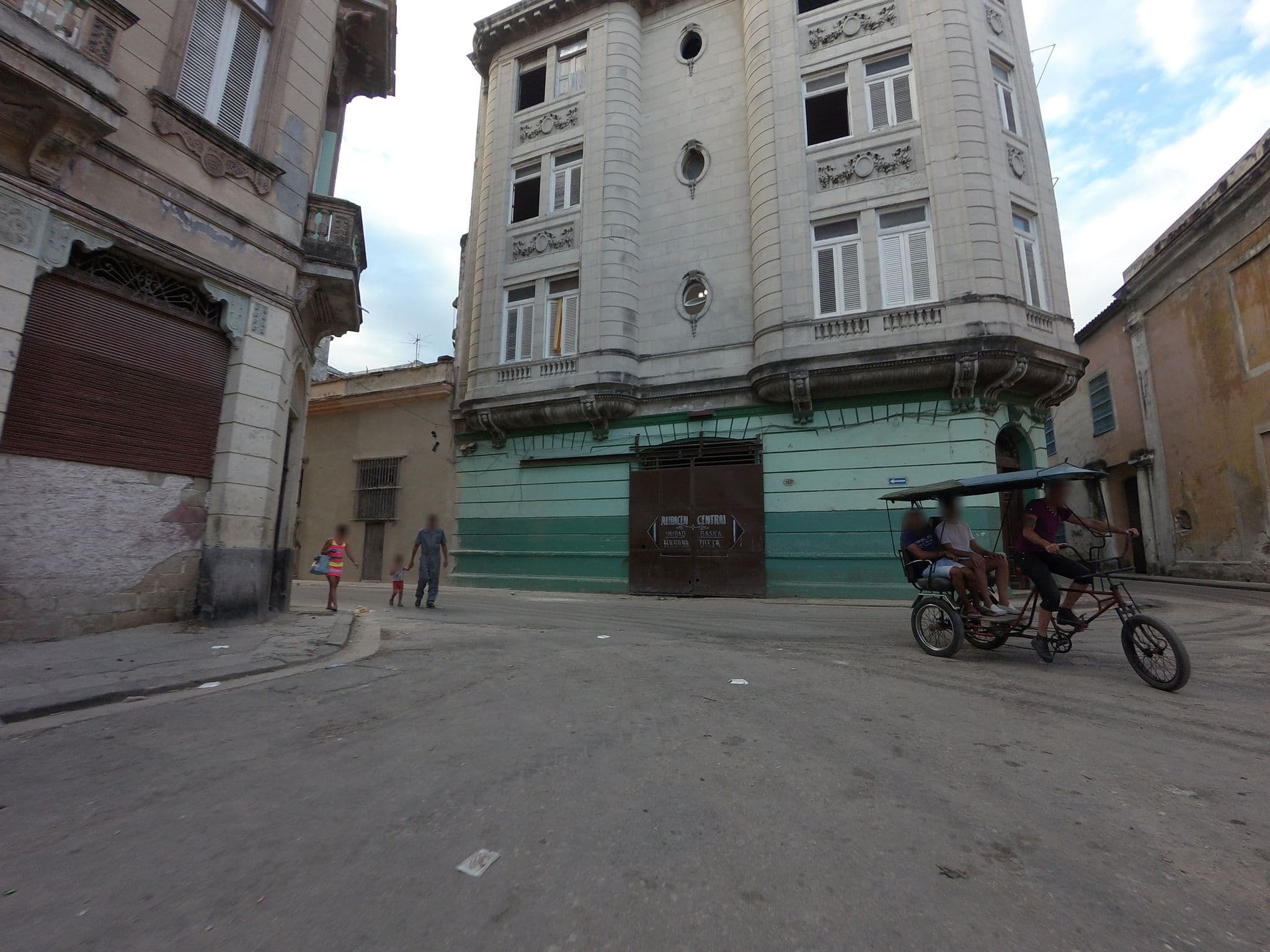 Street view near Casa Maria-Elena, La Habana Vieja