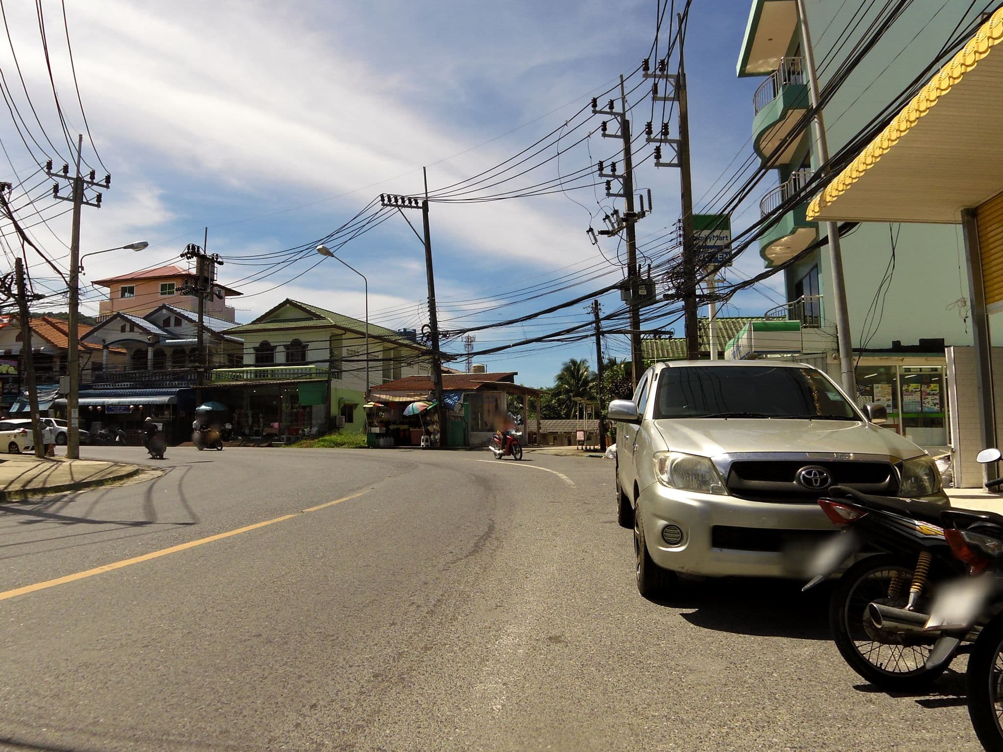 Street view near Friendly Nid's Hotel, Ban Karon — © skillsy (CC BY-SA · Mapillary)