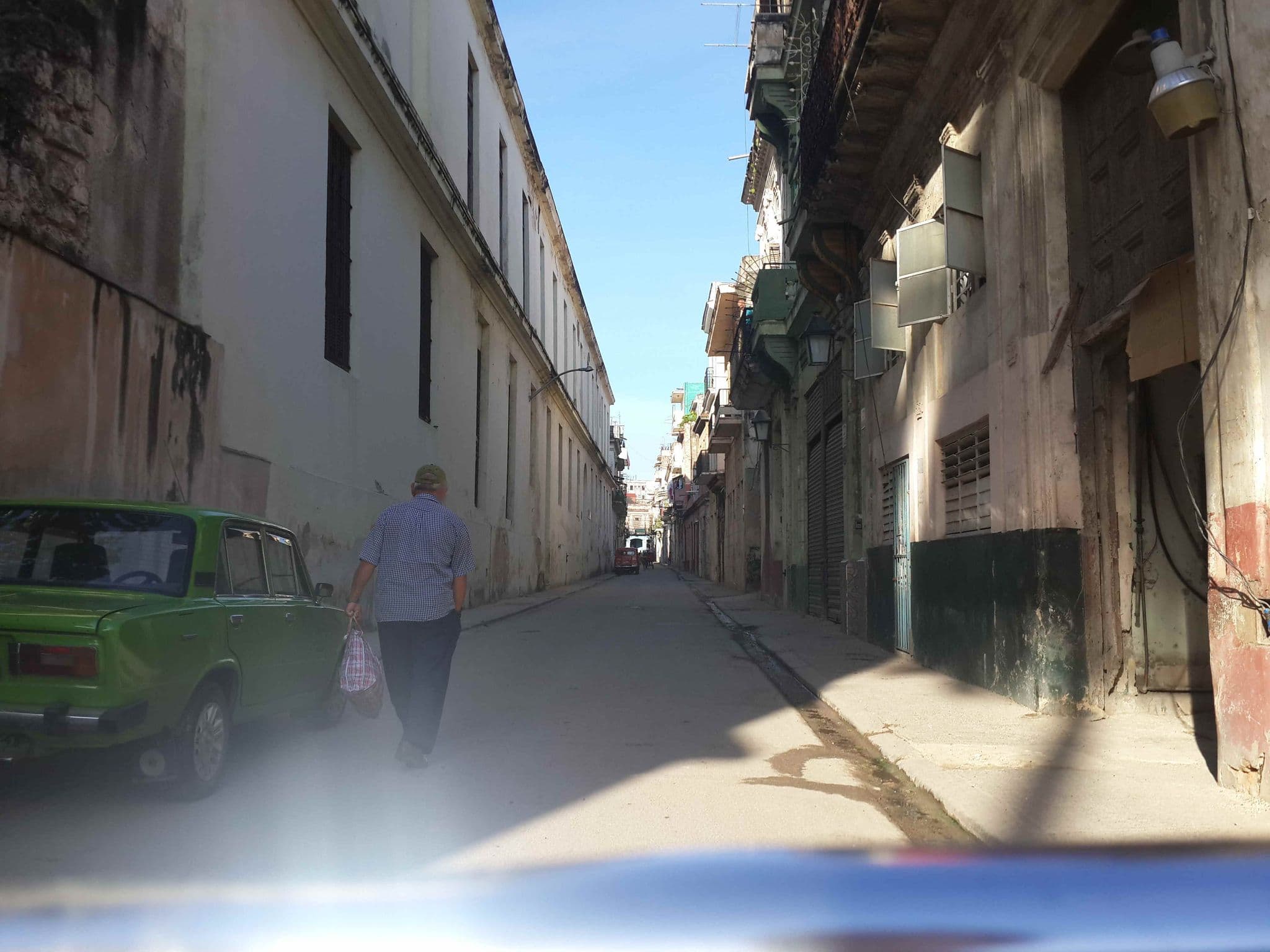 Street view near Casa Las Idilias, La Habana Vieja