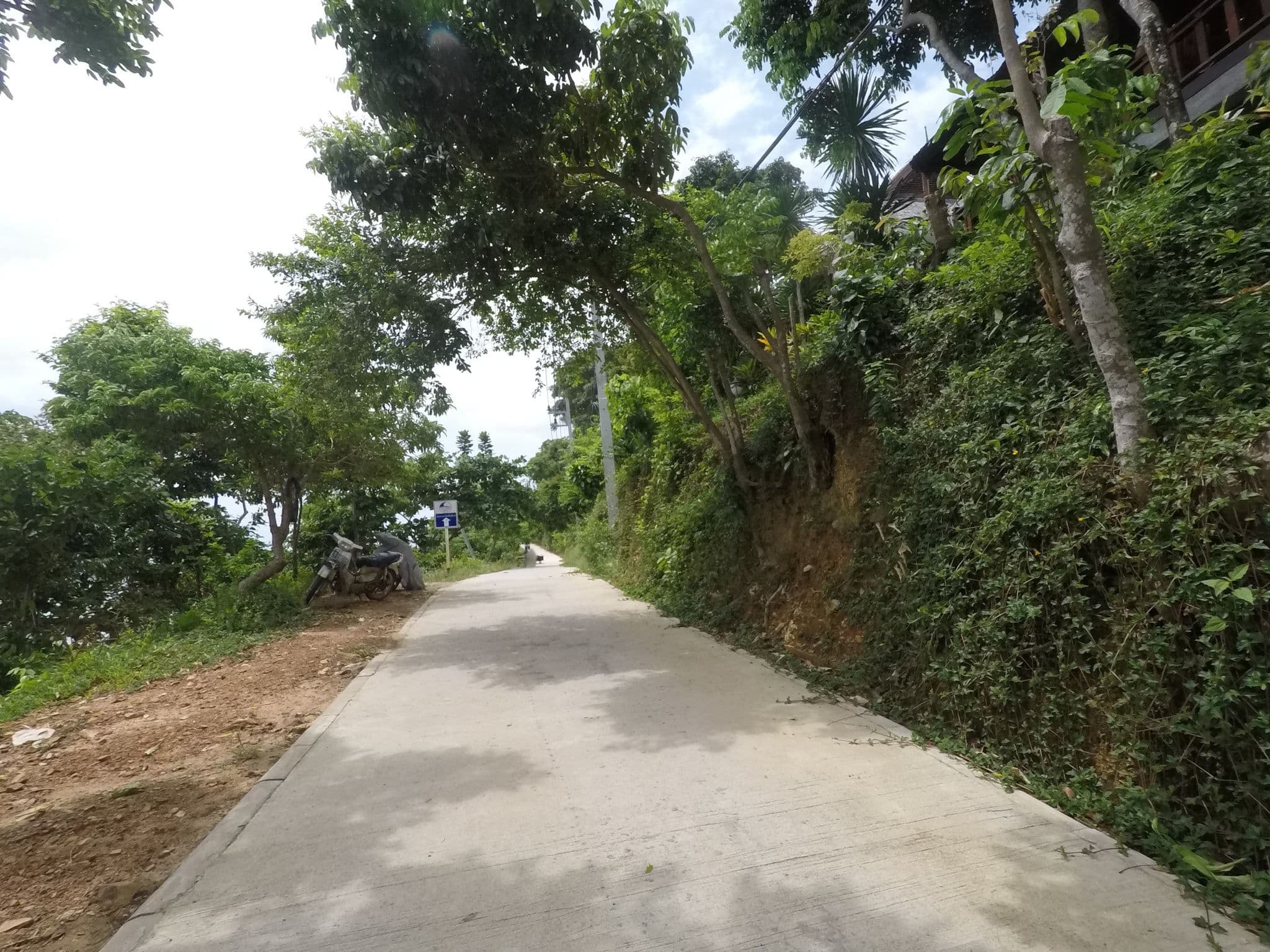 Street view near Phi Phi Phu Chalet Beach Resort, Ban Phru Nai — © xdu (CC BY-SA · Mapillary)