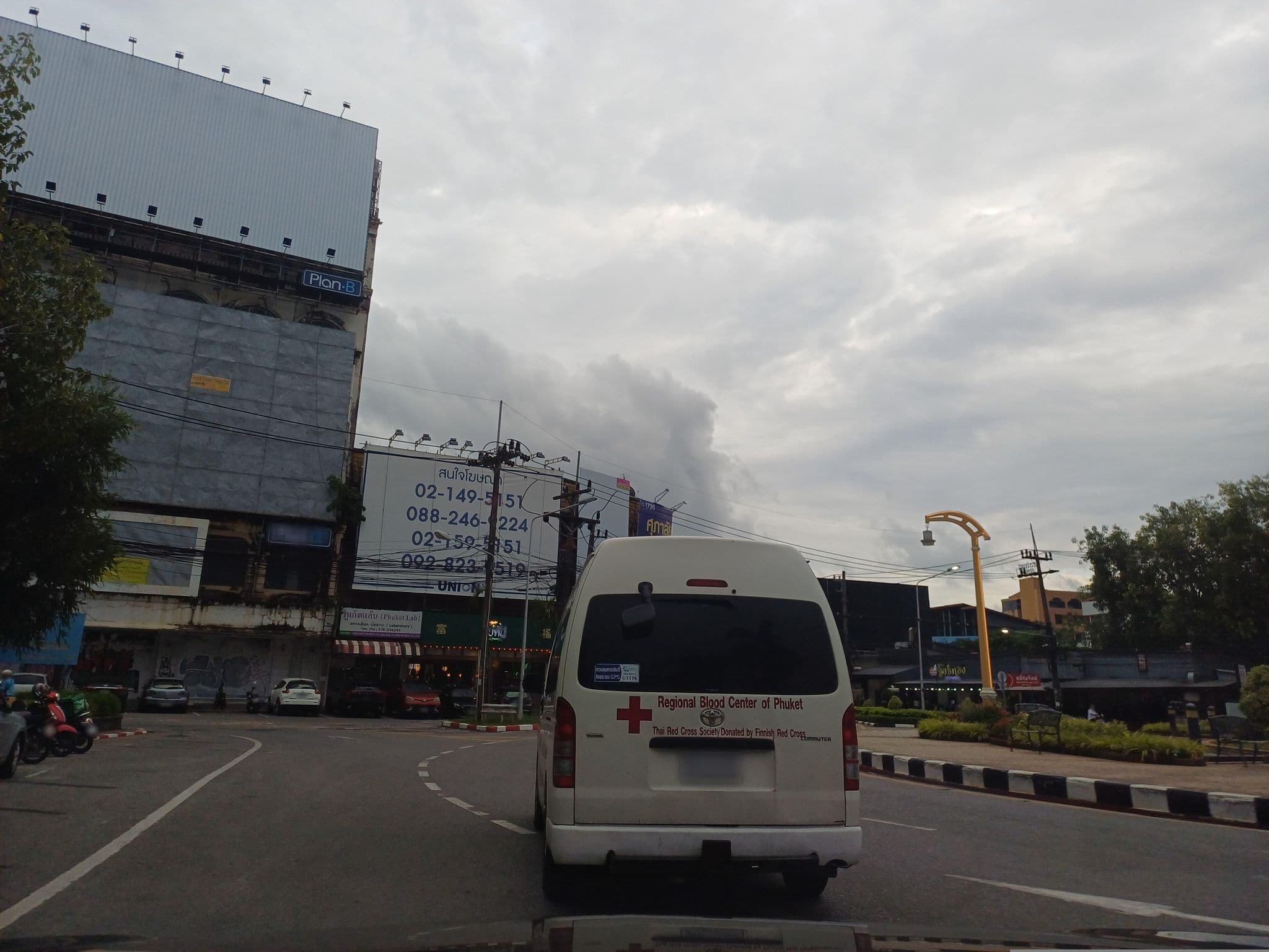 Street view near 10th floor @Metropole, Ban Talat Nua — © EakMor (CC BY-SA · Mapillary)