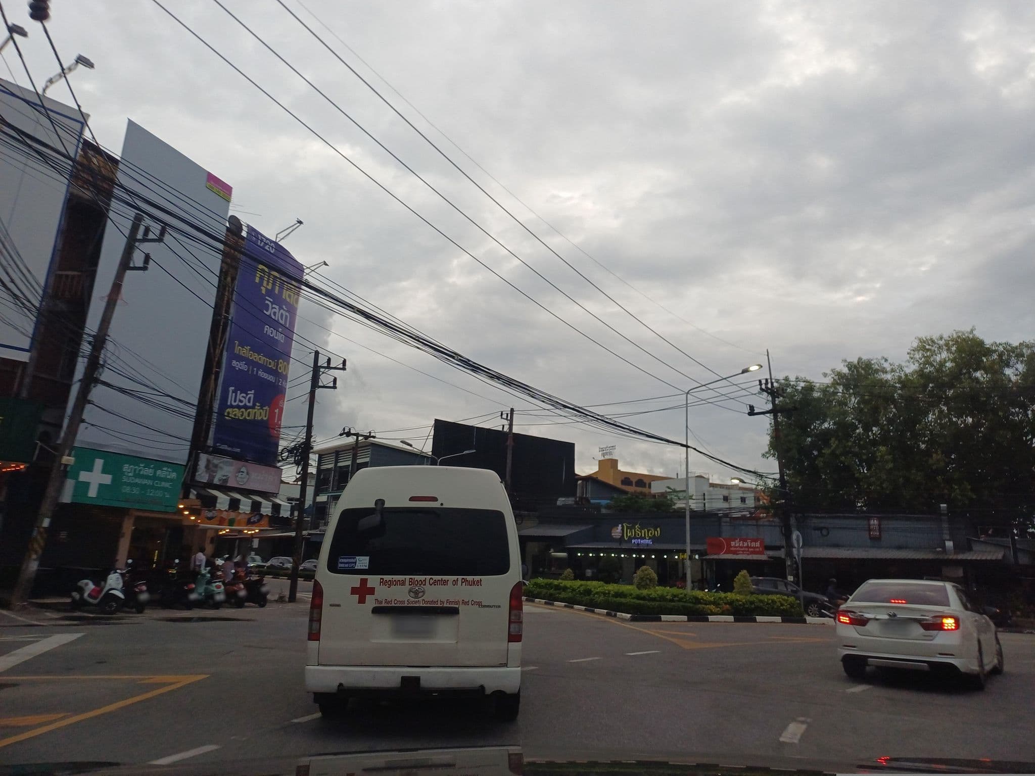 Street view near ห้องแกรนด์บอลรูม, Ban Talat Nua — © EakMor (CC BY-SA · Mapillary)