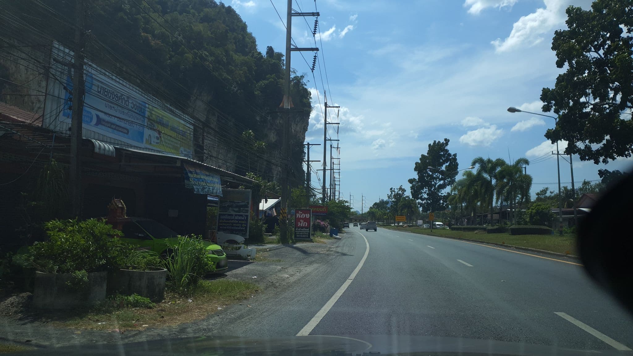 Street view near หัวช้างอินน์(Huachang Inn), Phang Nga — © jrcarlsen (CC BY-SA · Mapillary)