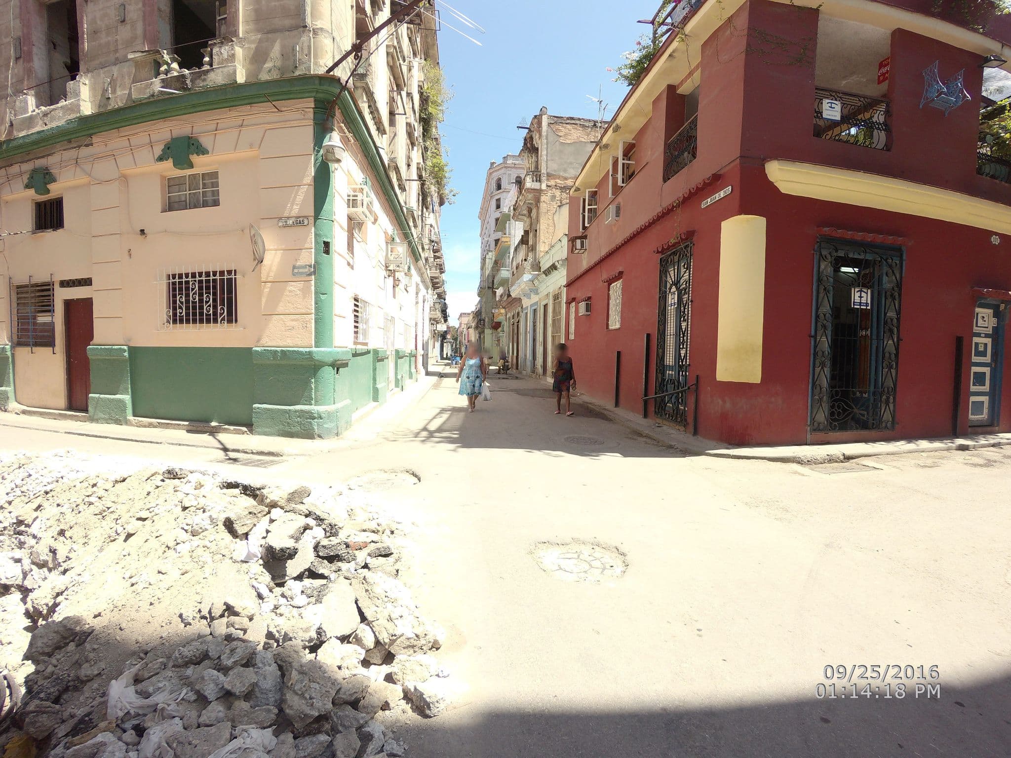 Street view near Balcones de Villegas, La Habana Vieja