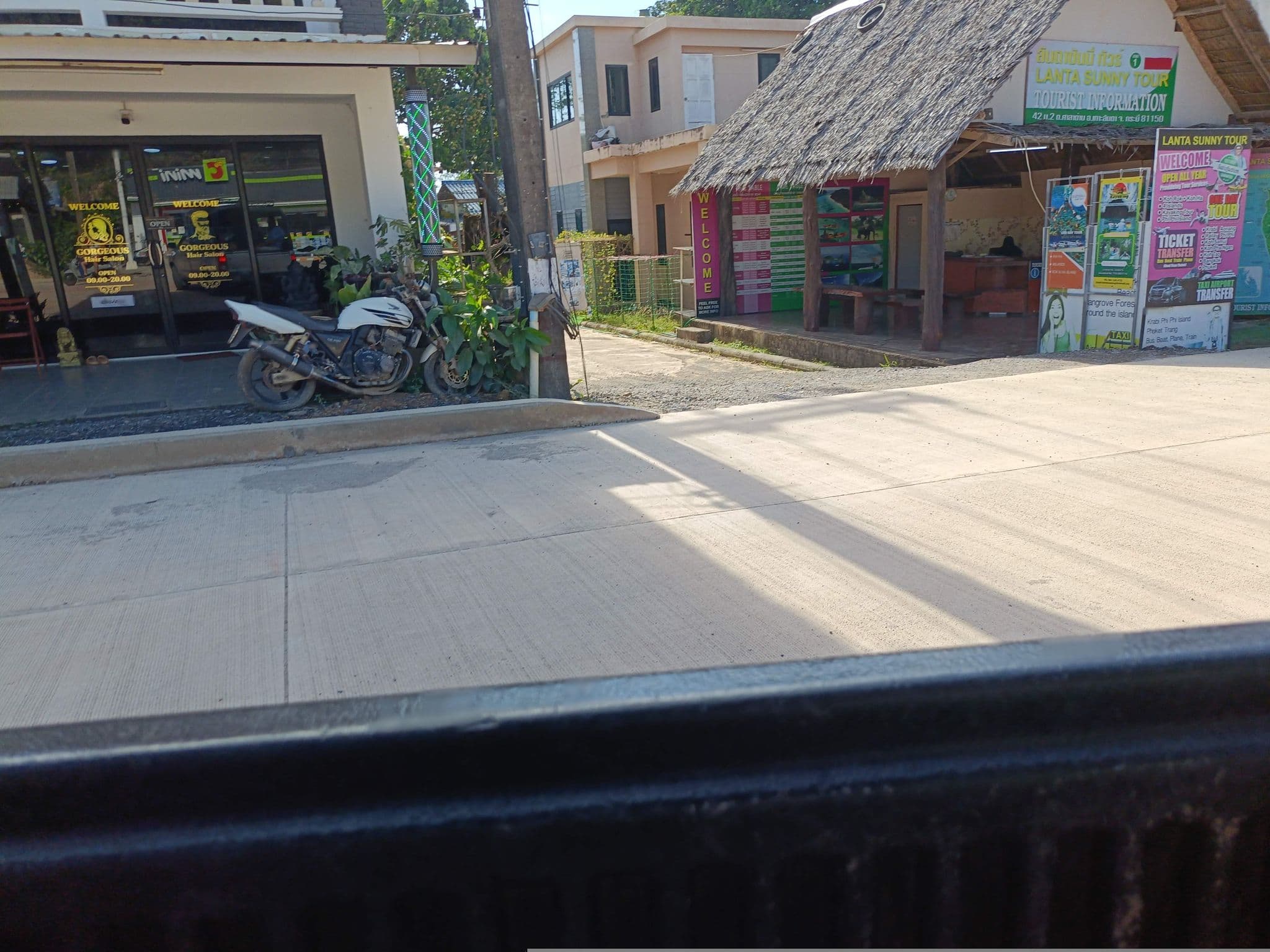 Street view near Lanta Hugs Hostel, Saladan — © skillsy (CC BY-SA · Mapillary)