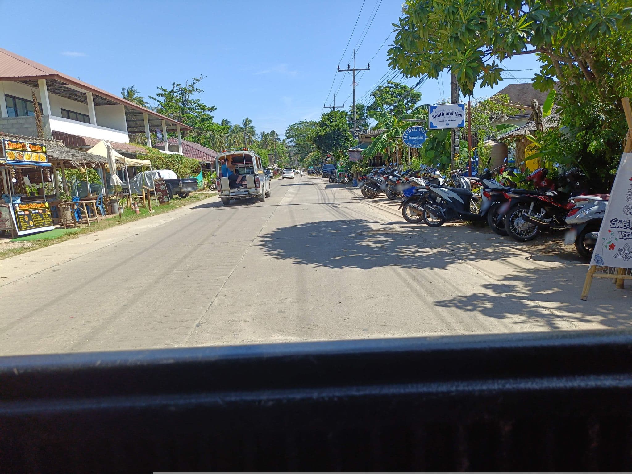 Street view near Pakgasri Guest House, Ko Lanta — © skillsy (CC BY-SA · Mapillary)