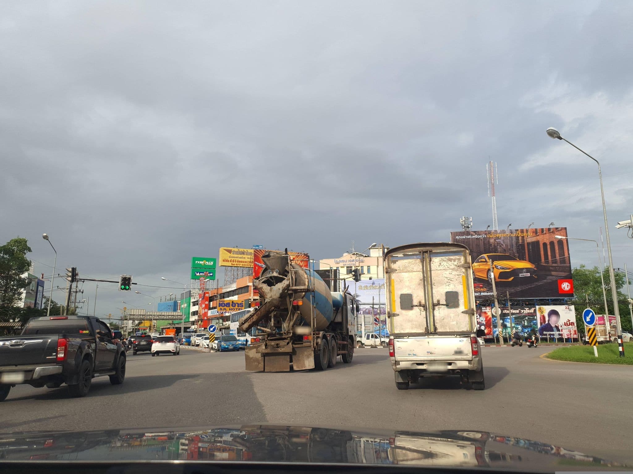 Street view near Ruenthai Rimnam Resort, Surat Thani — © jrcarlsen (CC BY-SA · Mapillary)