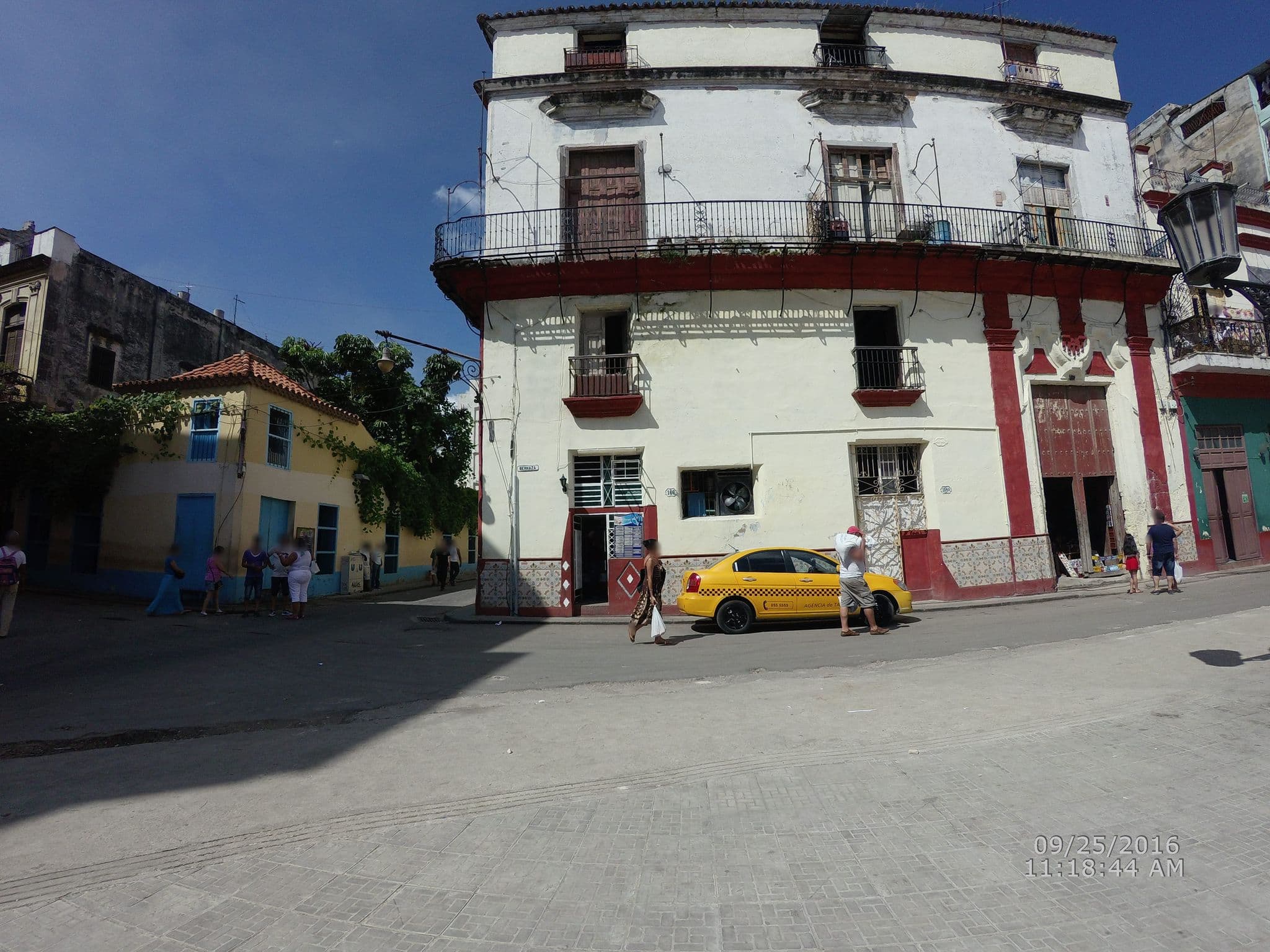 Street view near Casa Nancy y Fidel, La Habana Vieja