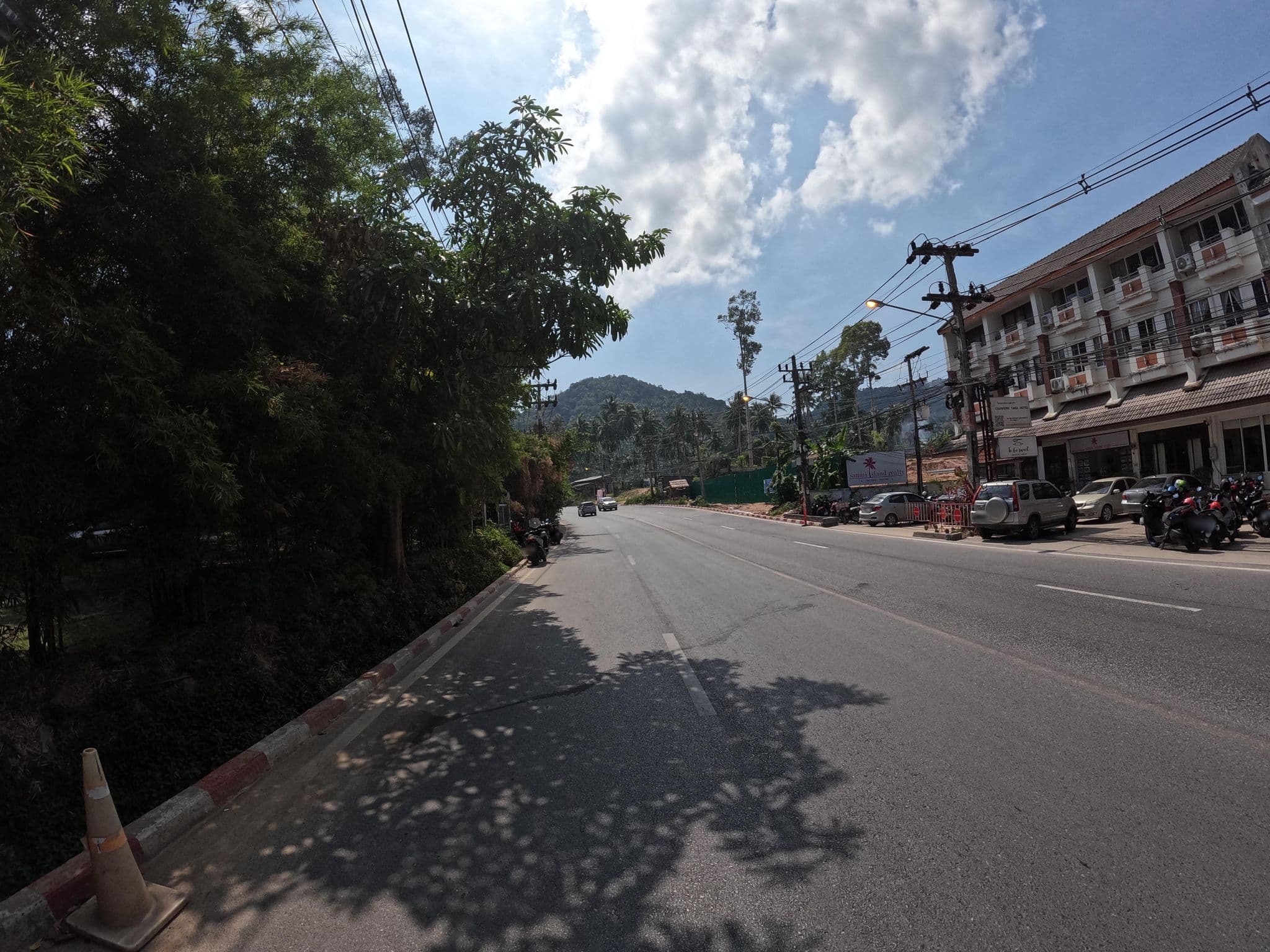 Street view near Chaweng Tara Hotel, Ko Samui — © lucomsky (CC BY-SA · Mapillary)