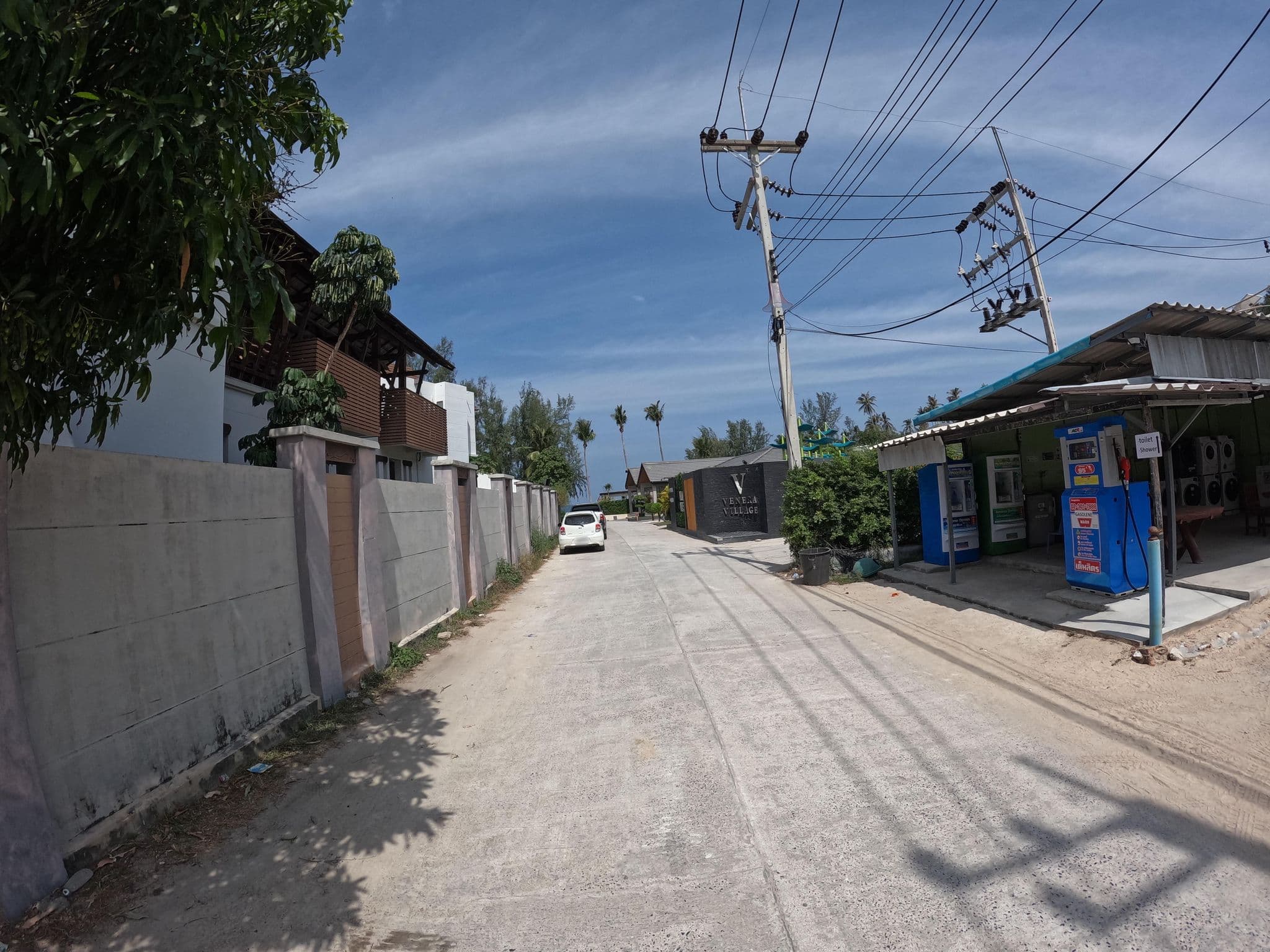 Street view near Mae Haad Bay Resort, Ko Pha Ngan — © lucomsky (CC BY-SA · Mapillary)