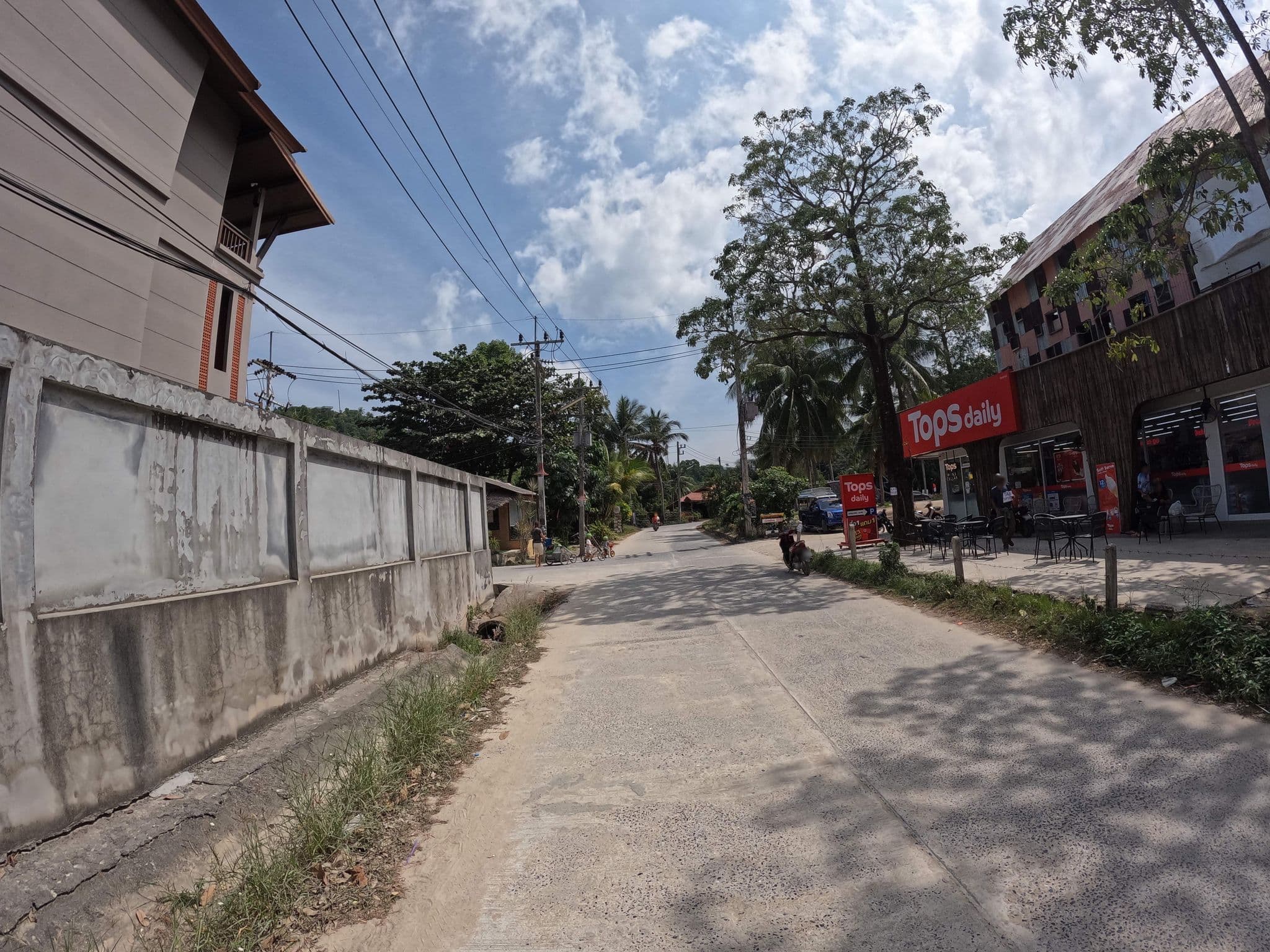 Street view near Maehaad Guesthouse, Ko Pha Ngan — © lucomsky (CC BY-SA · Mapillary)