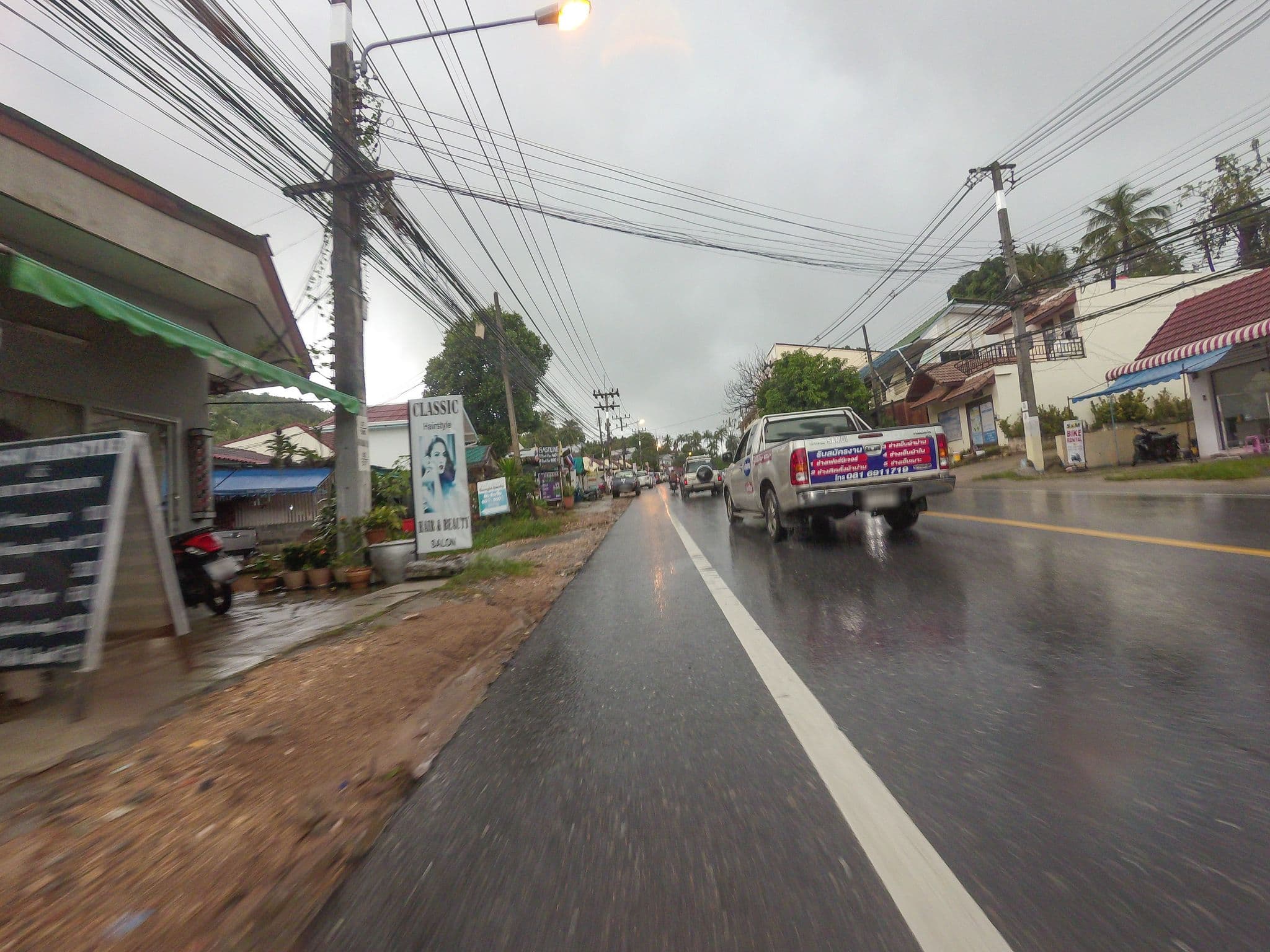 Street view near โรงแรมพาวิลเลียน หาดละไม เกาะสมุย, Ko Samui — © esario (CC BY-SA · Mapillary)