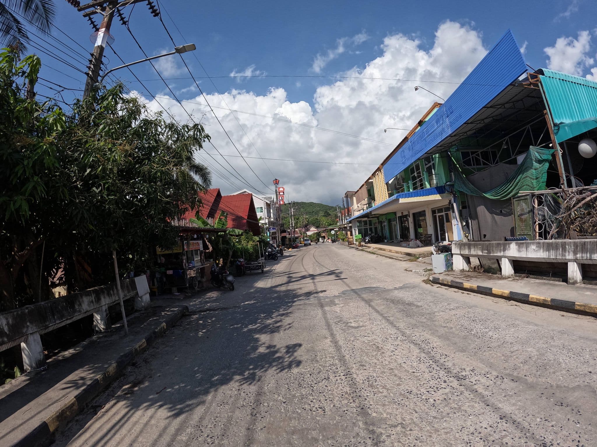 Street view near Dreamville, Ko Pha Ngan — © lucomsky (CC BY-SA · Mapillary)